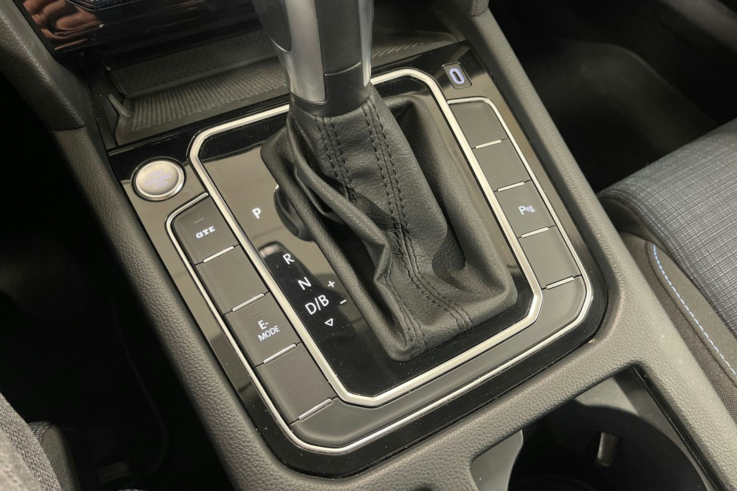 valkoinen Volkswagen Passat 2021 kuva 22.