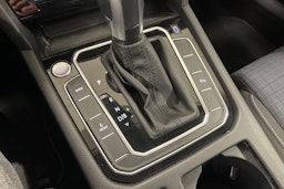 valkoinen Volkswagen Passat 2021 kuva 22.