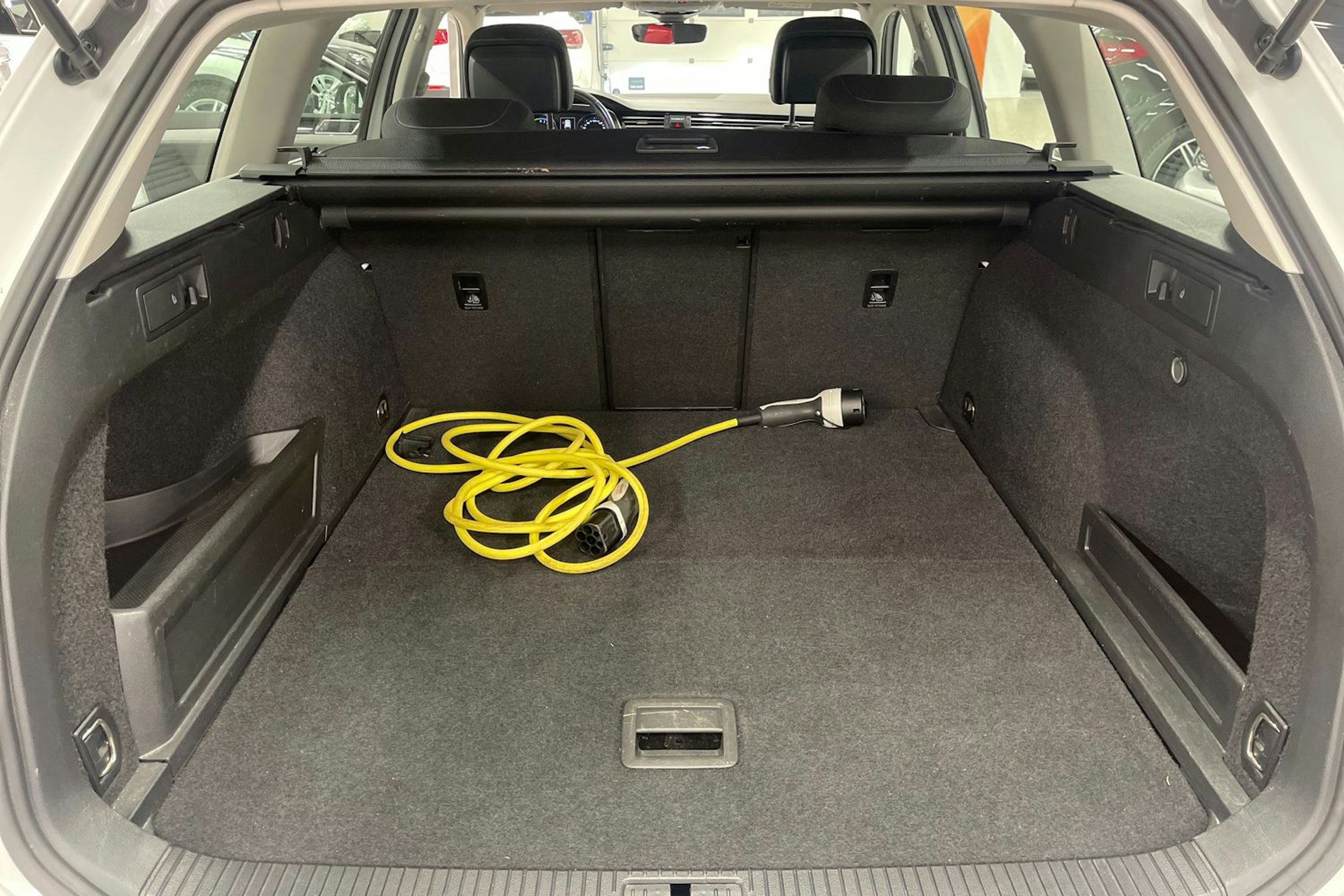 valkoinen Volkswagen Passat 2021 kuva 23.