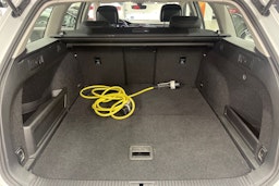 valkoinen Volkswagen Passat 2021 kuva 23.