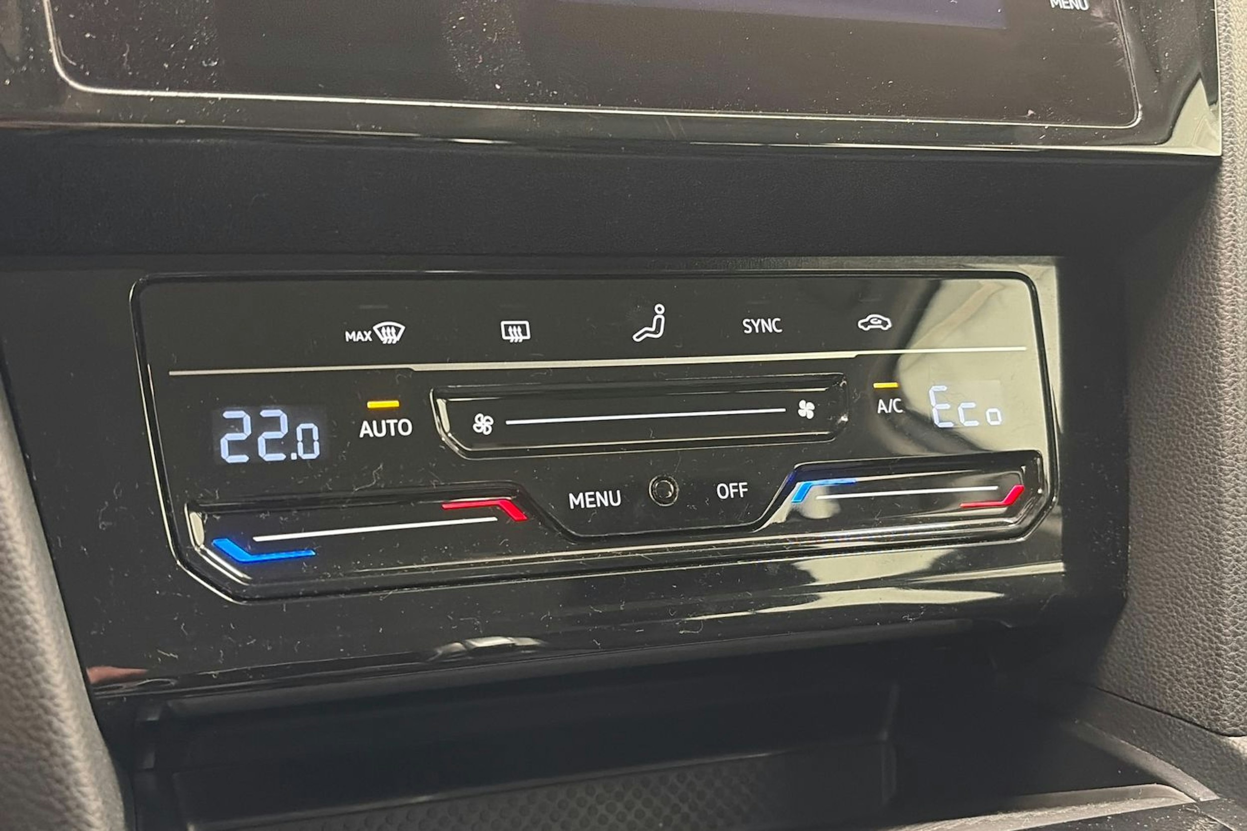 valkoinen Volkswagen Passat 2021 kuva 25.