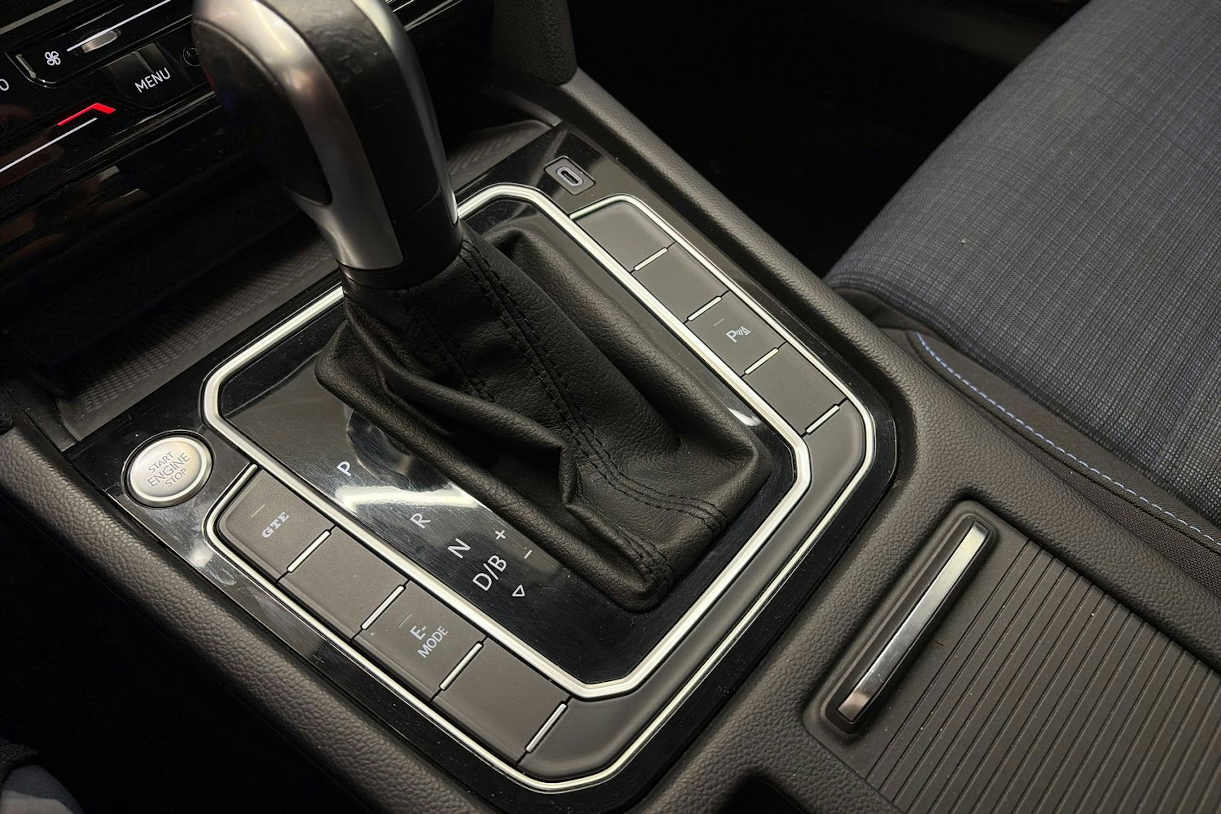 valkoinen Volkswagen Passat 2021 kuva 26.