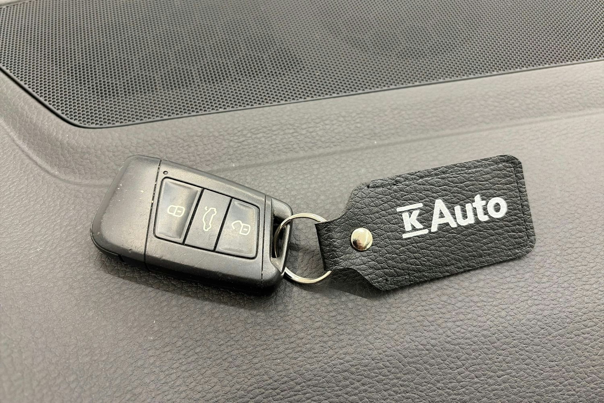 valkoinen Volkswagen Passat 2021 kuva 27.