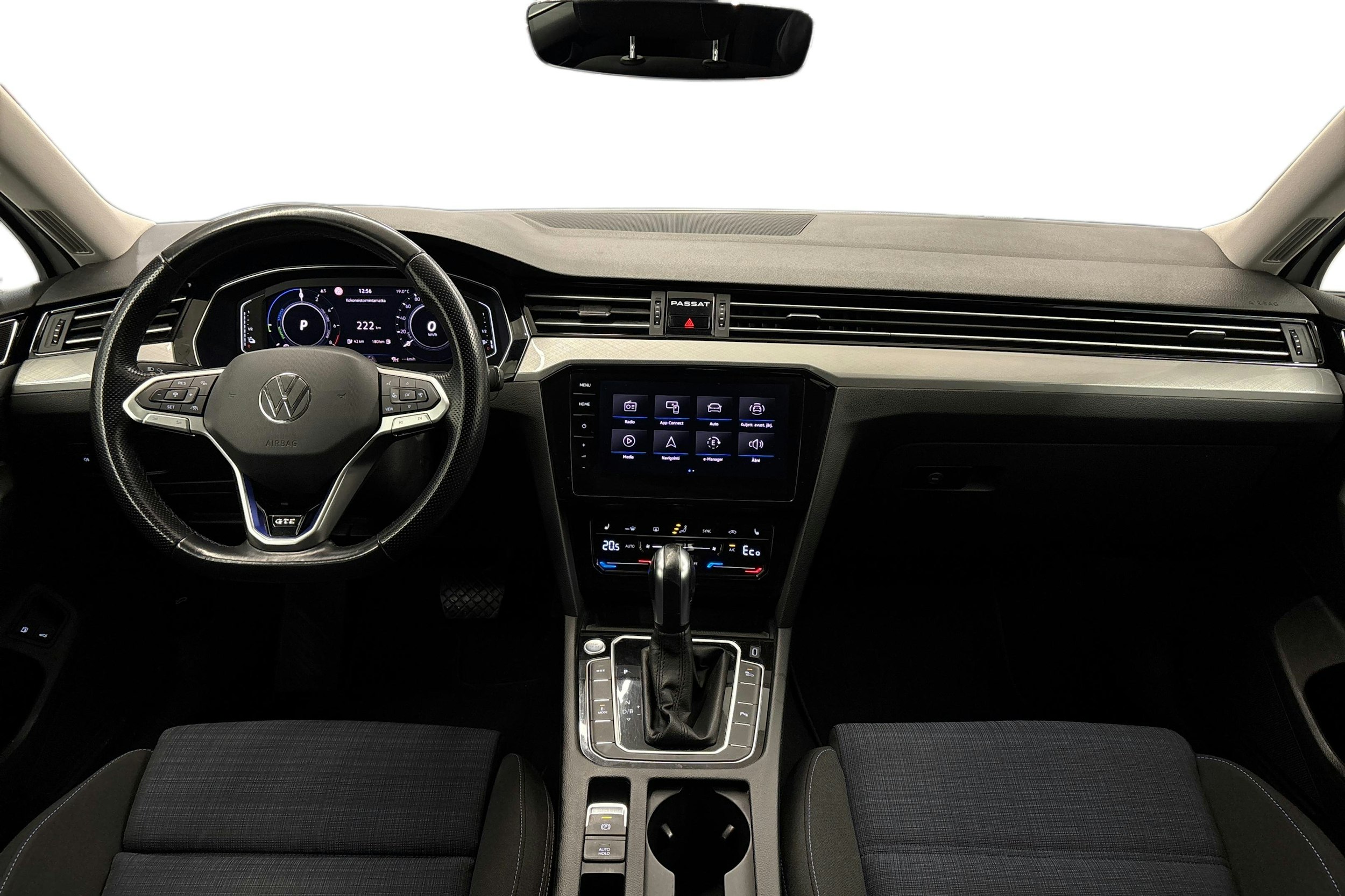 valkoinen Volkswagen Passat 2021 kuva 9.