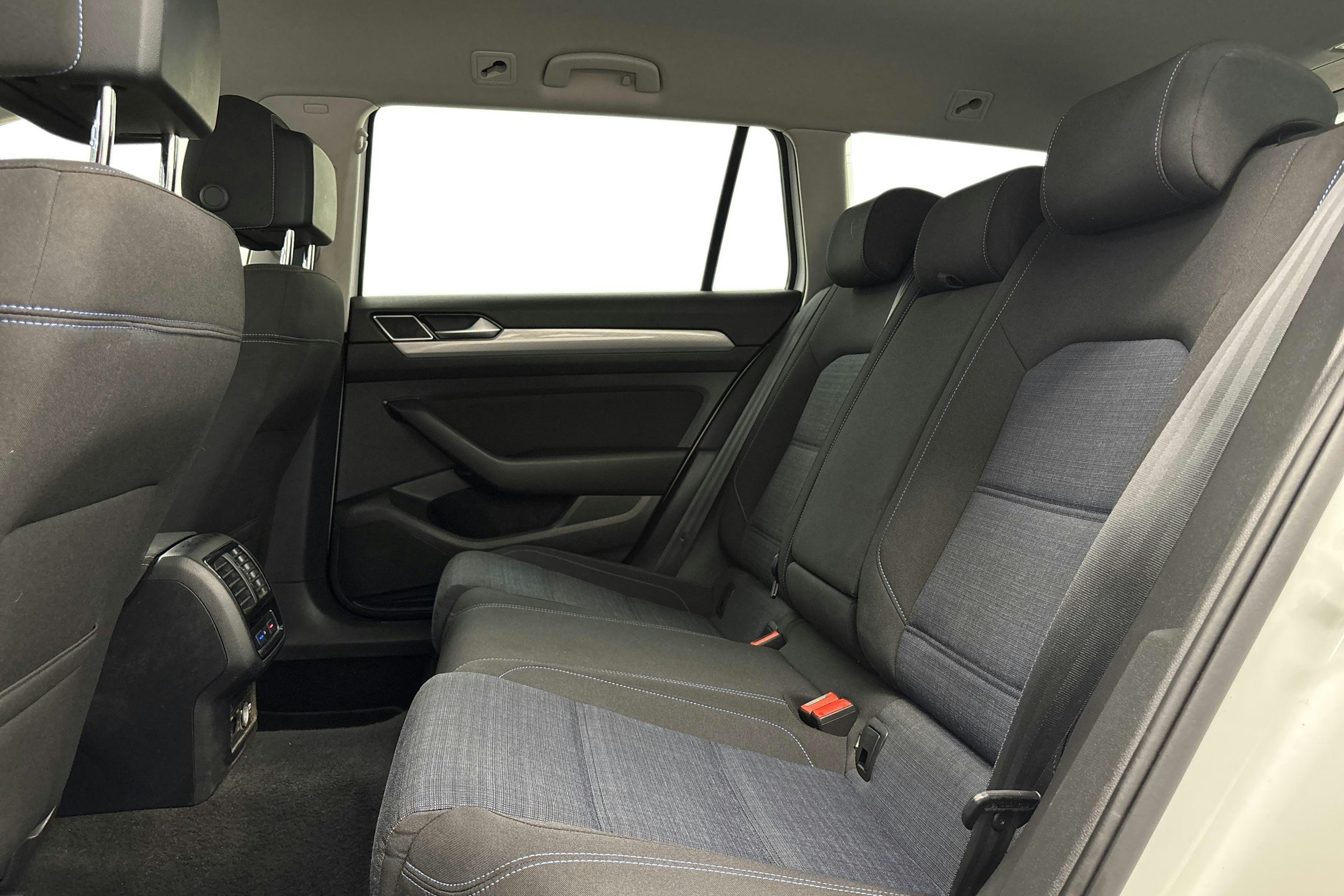 valkoinen Volkswagen Passat 2021 kuva 10.