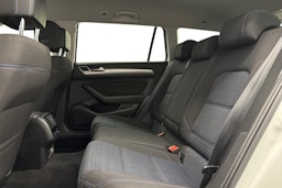 valkoinen Volkswagen Passat 2021 kuva 10.