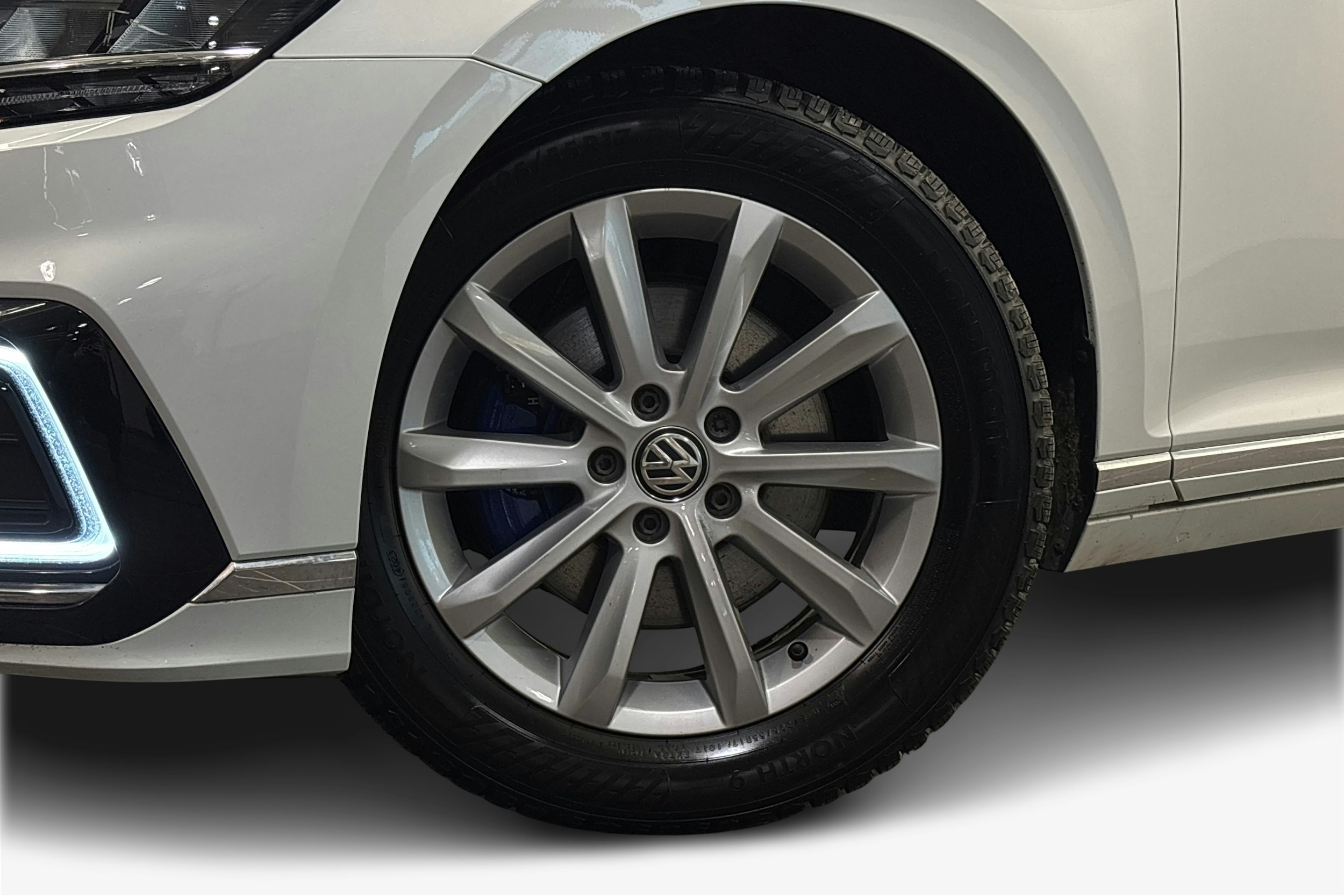 valkoinen Volkswagen Passat 2021 kuva 11.