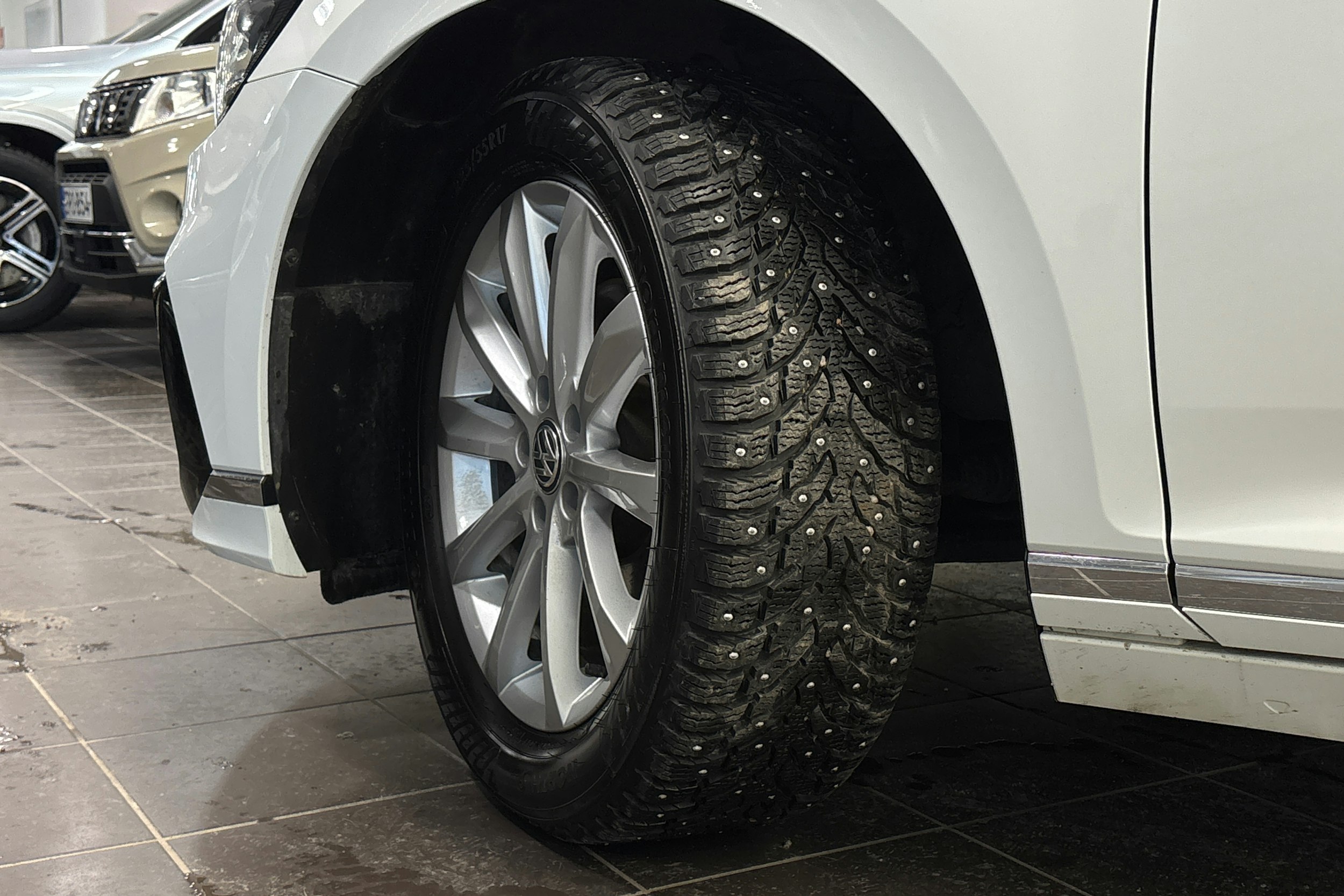 valkoinen Volkswagen Passat 2021 kuva 13.