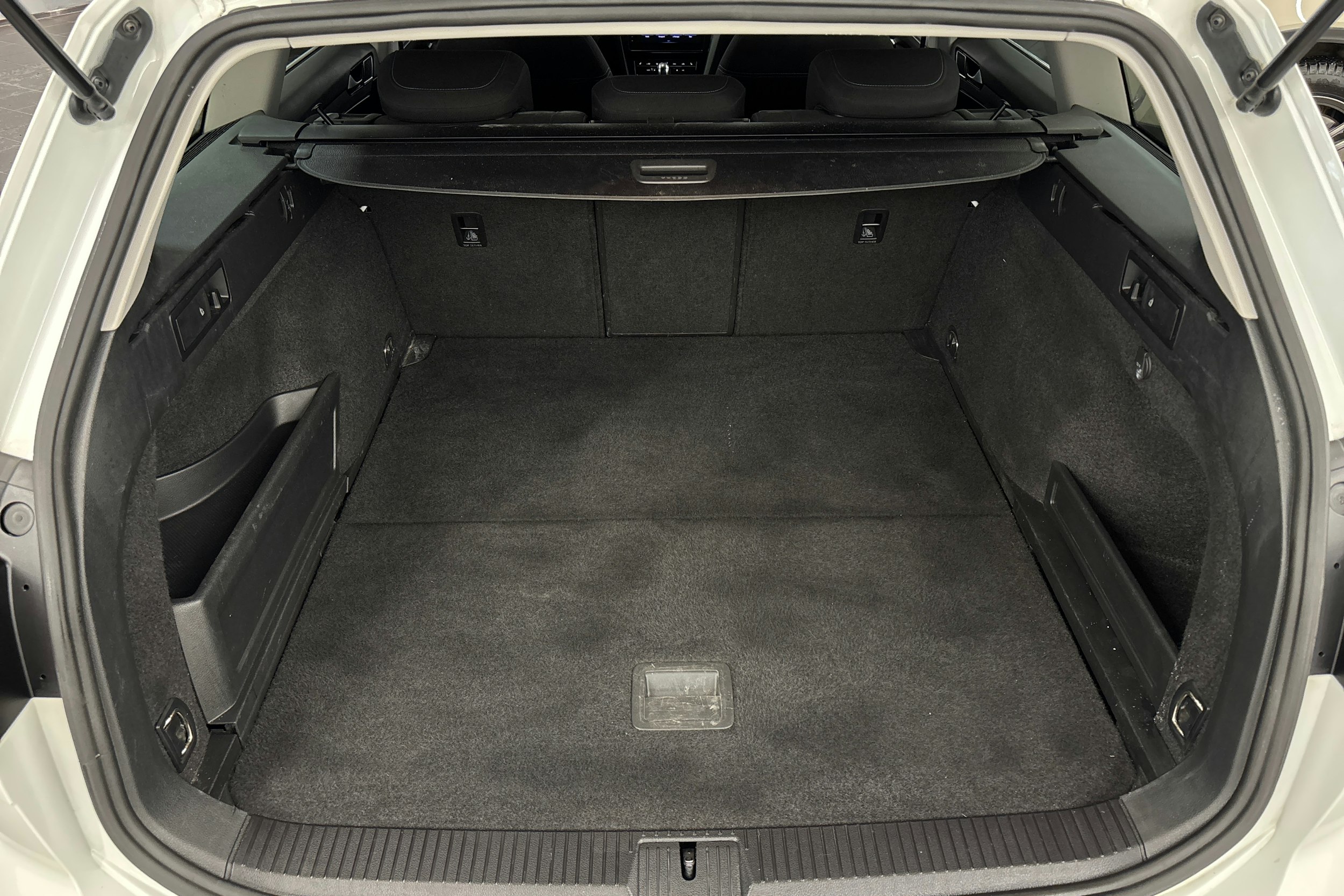 valkoinen Volkswagen Passat 2021 kuva 14.