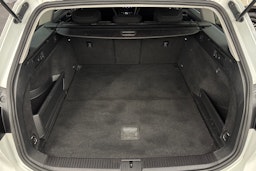 valkoinen Volkswagen Passat 2021 kuva 14.