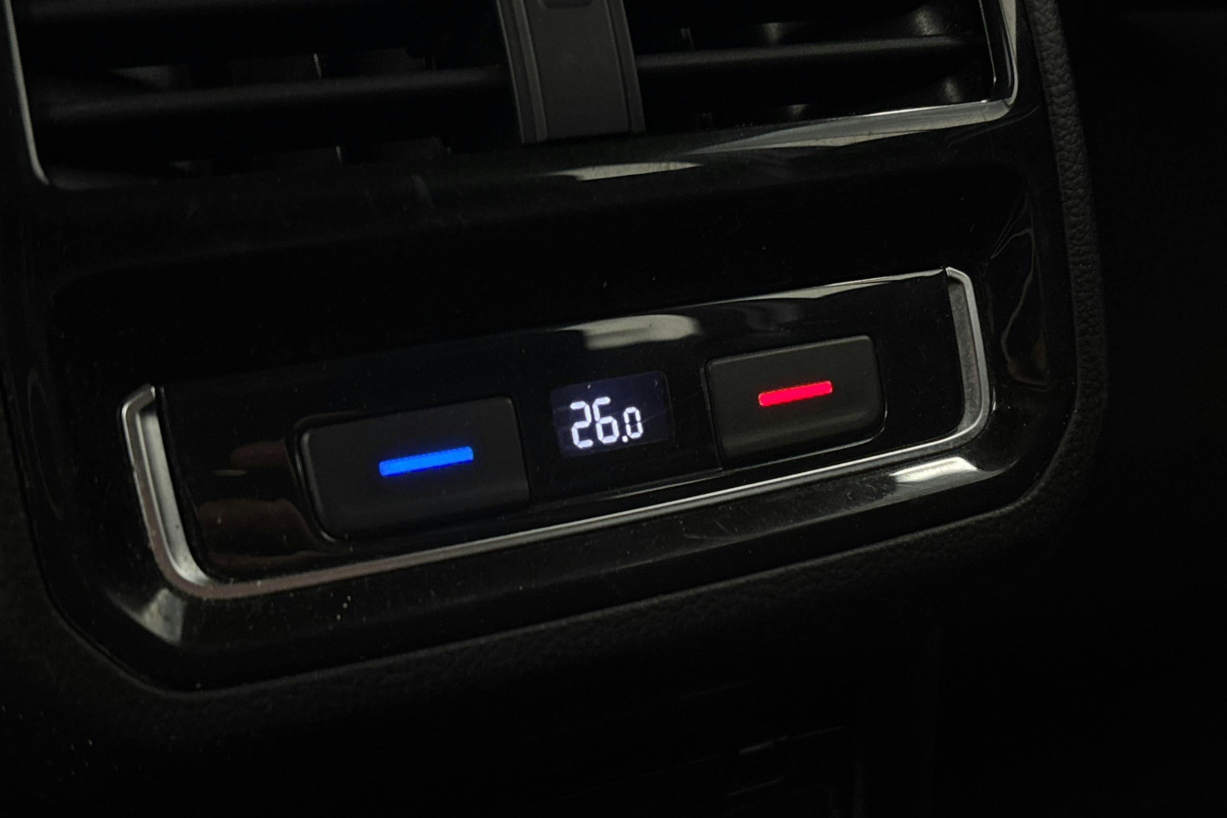 valkoinen Volkswagen Passat 2021 kuva 15.