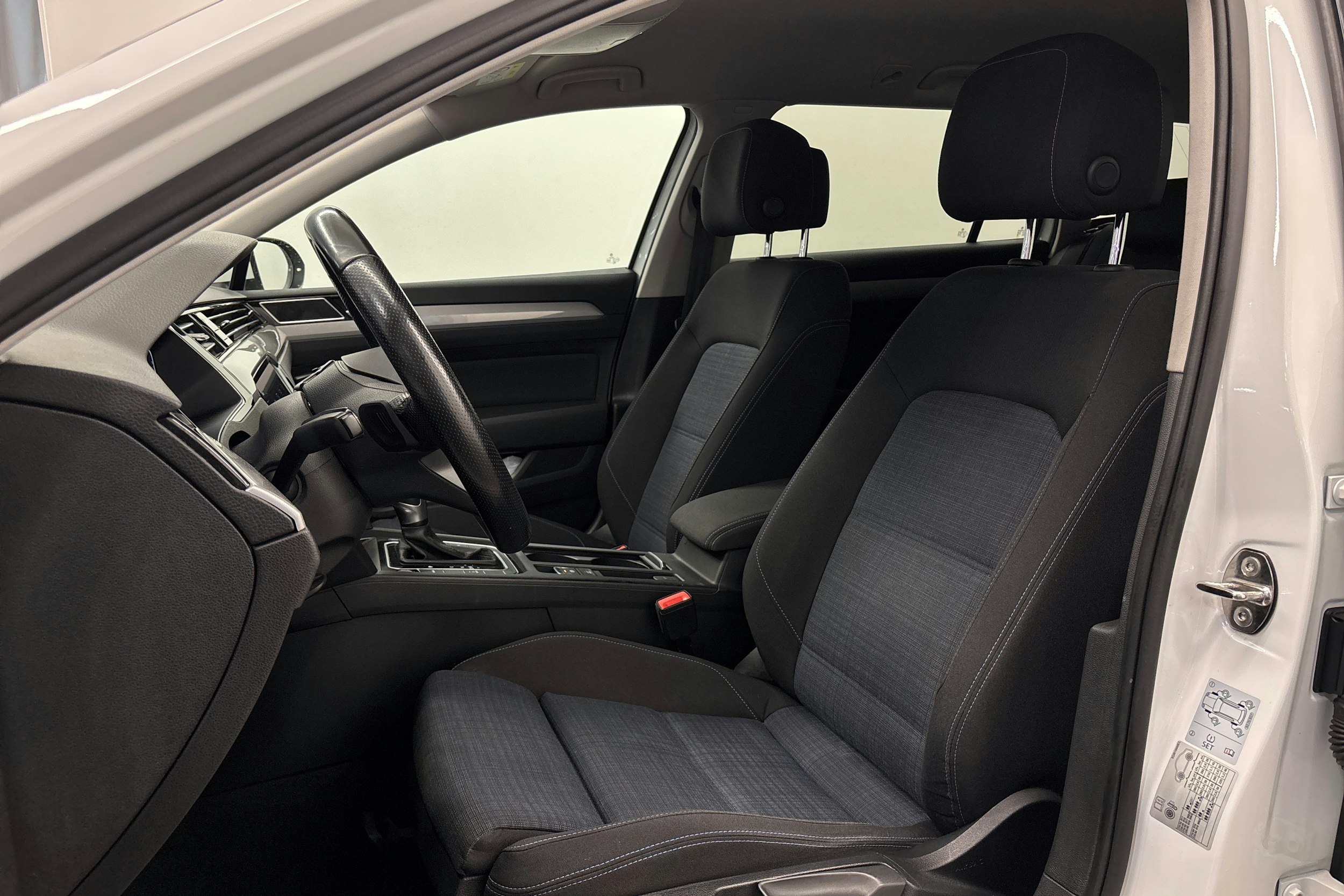 valkoinen Volkswagen Passat 2021 kuva 16.