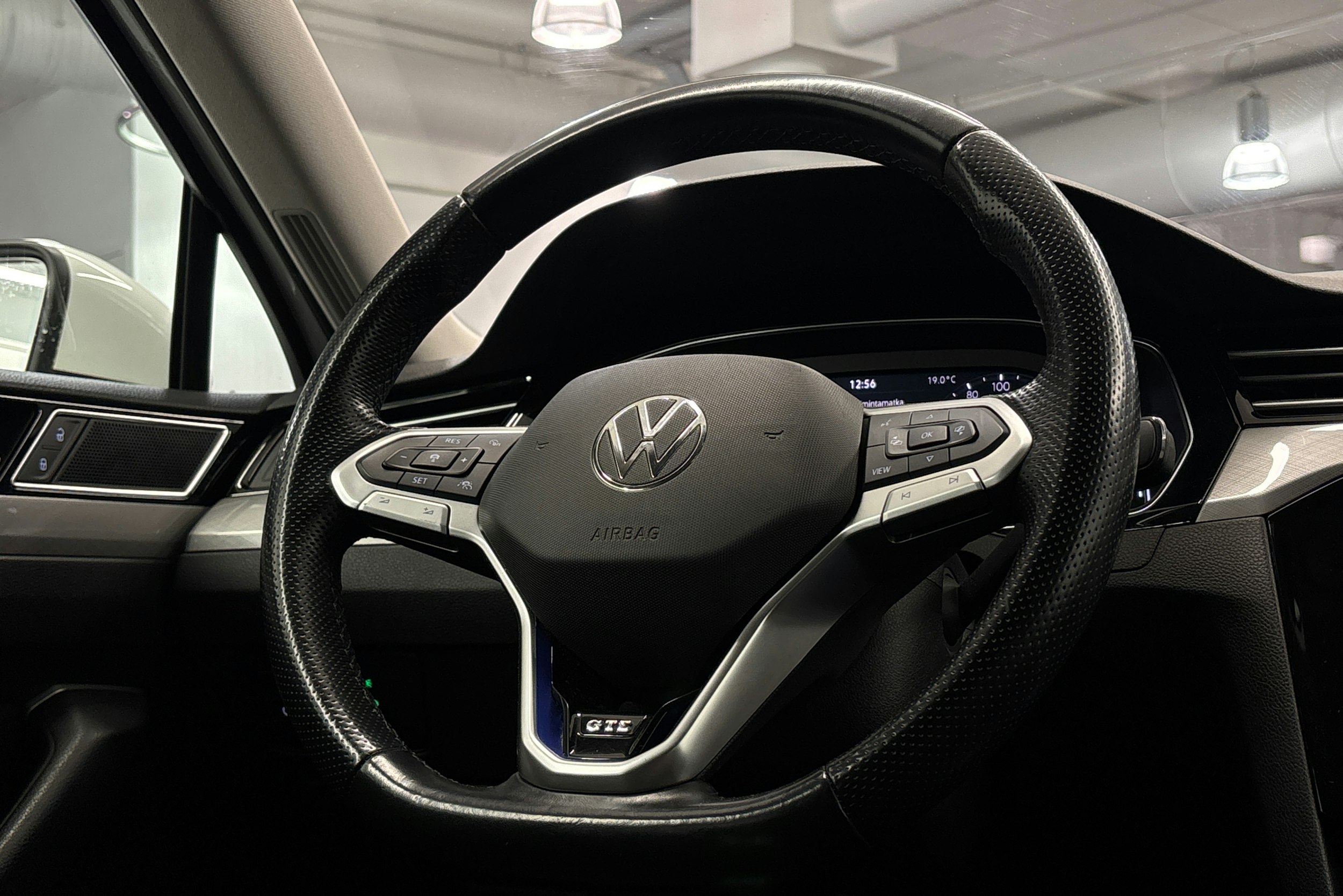 valkoinen Volkswagen Passat 2021 kuva 17.