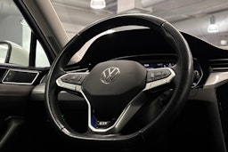 valkoinen Volkswagen Passat 2021 kuva 17.