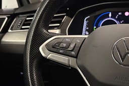 valkoinen Volkswagen Passat 2021 kuva 18.