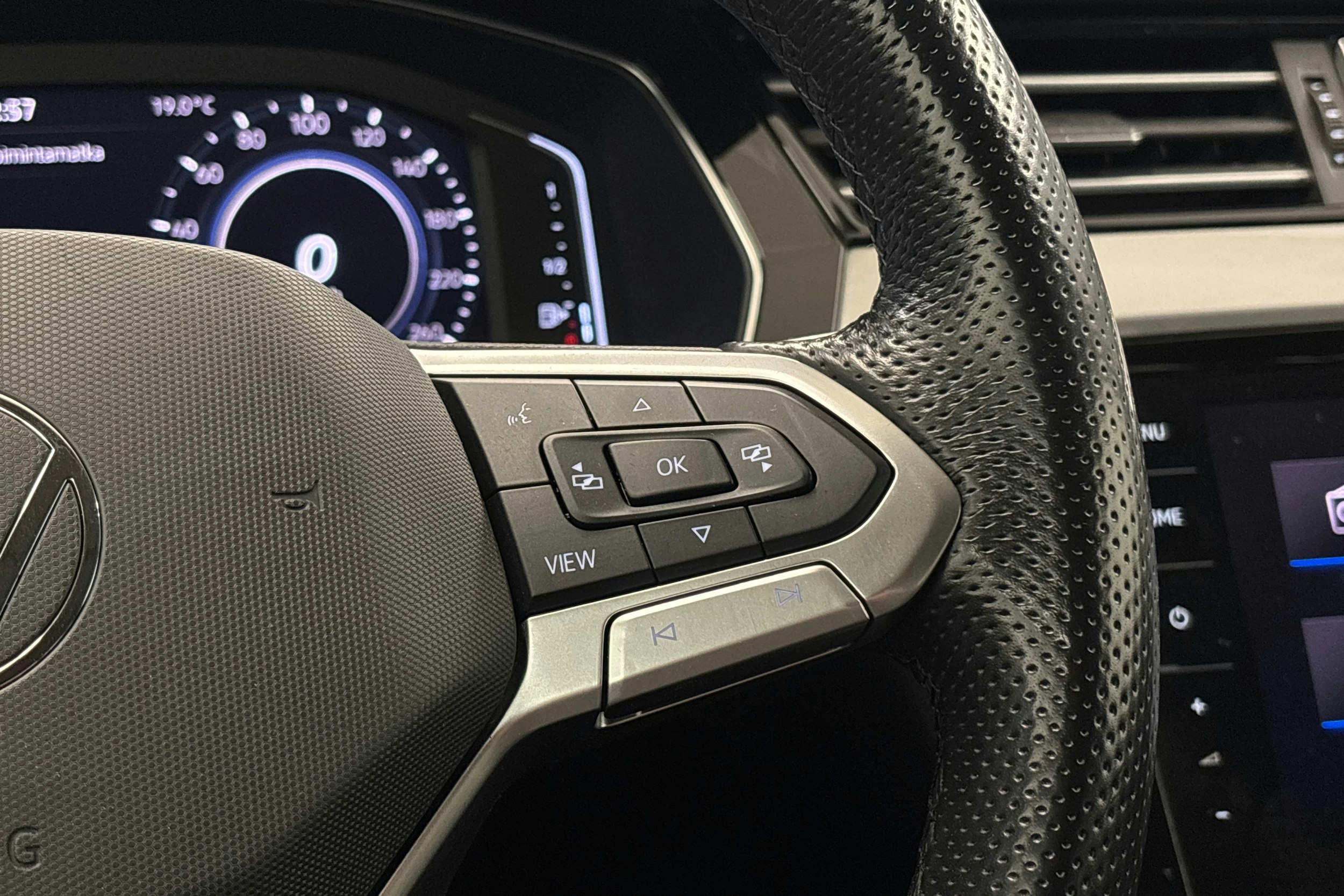 valkoinen Volkswagen Passat 2021 kuva 19.