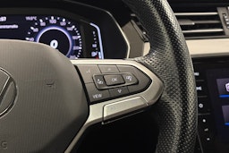 valkoinen Volkswagen Passat 2021 kuva 19.