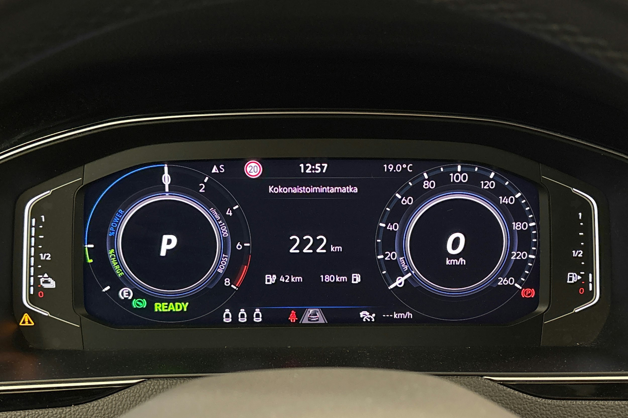 valkoinen Volkswagen Passat 2021 kuva 20.