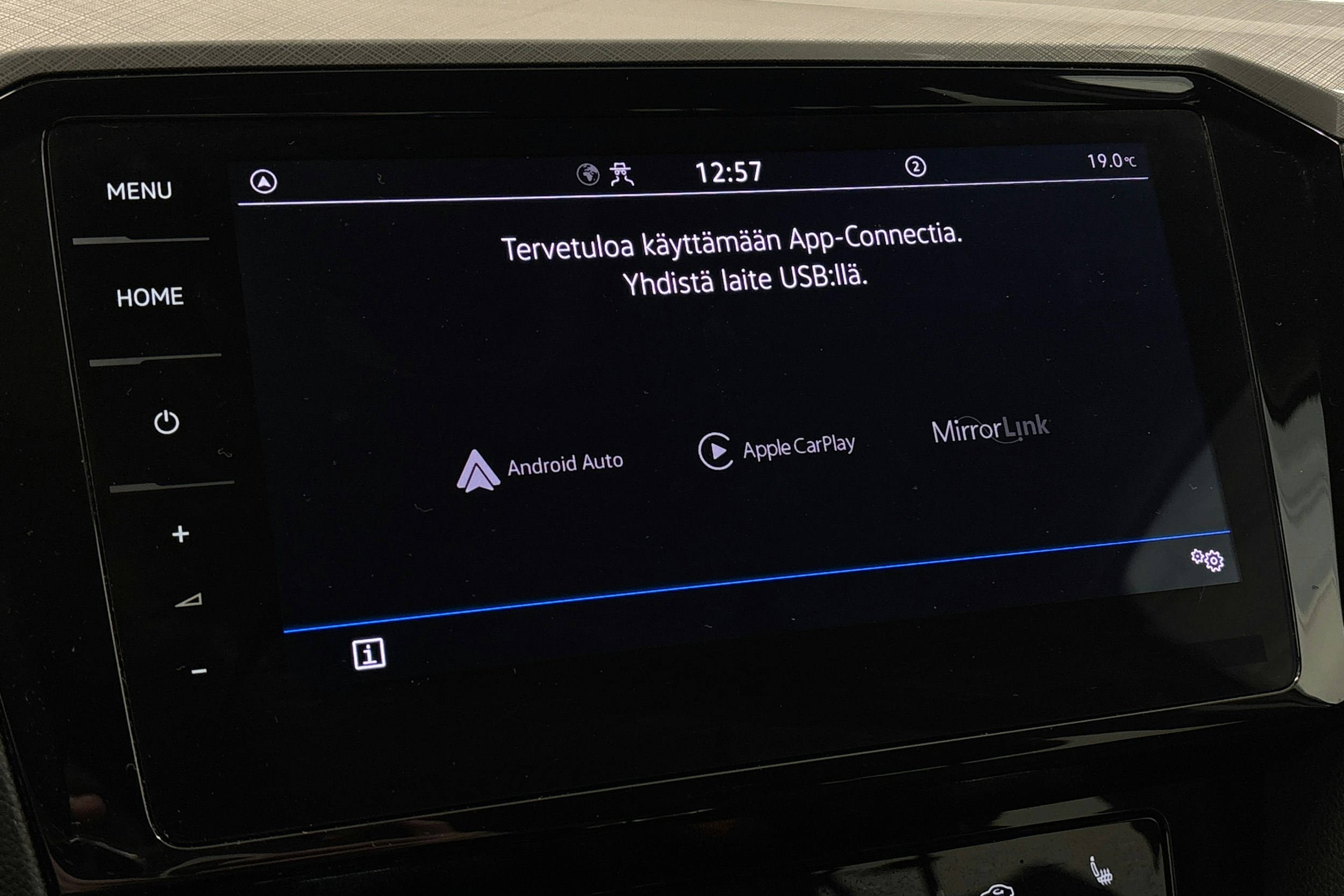 valkoinen Volkswagen Passat 2021 kuva 21.