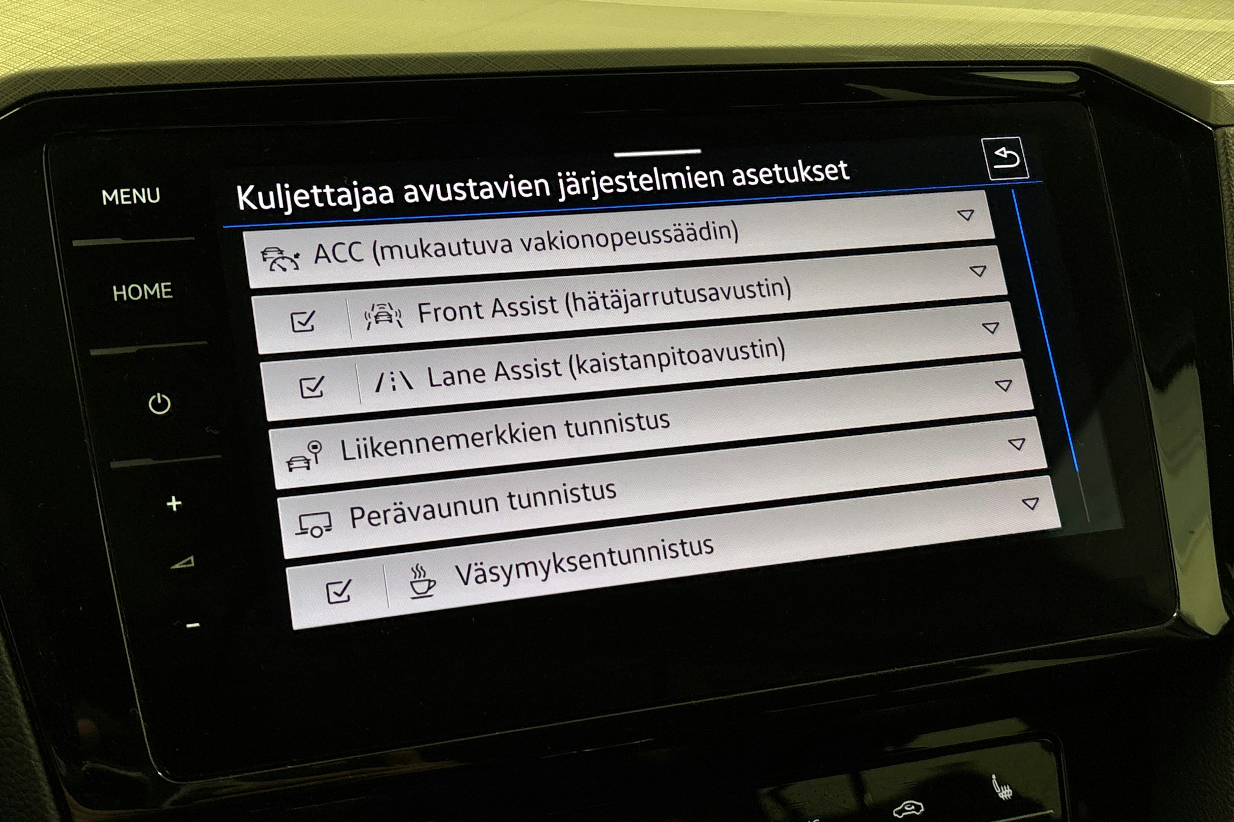valkoinen Volkswagen Passat 2021 kuva 22.