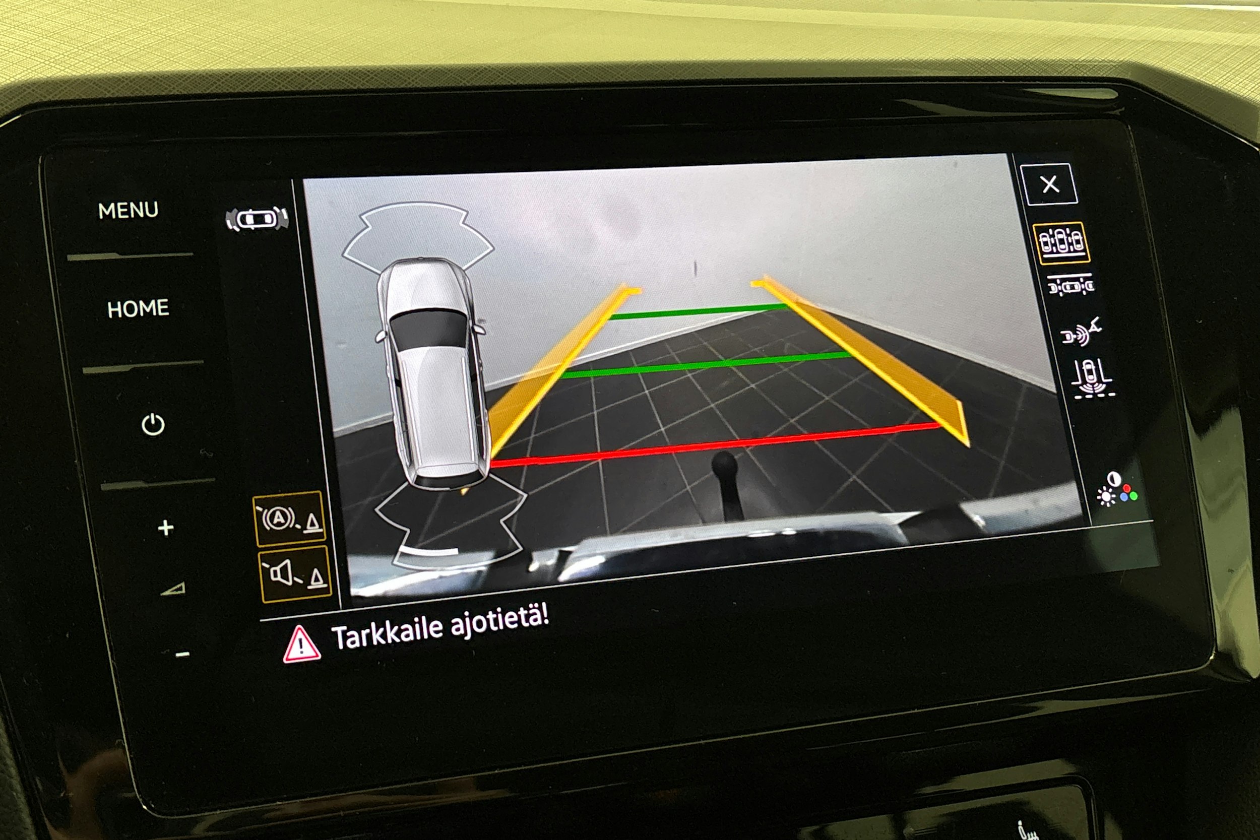 valkoinen Volkswagen Passat 2021 kuva 26.