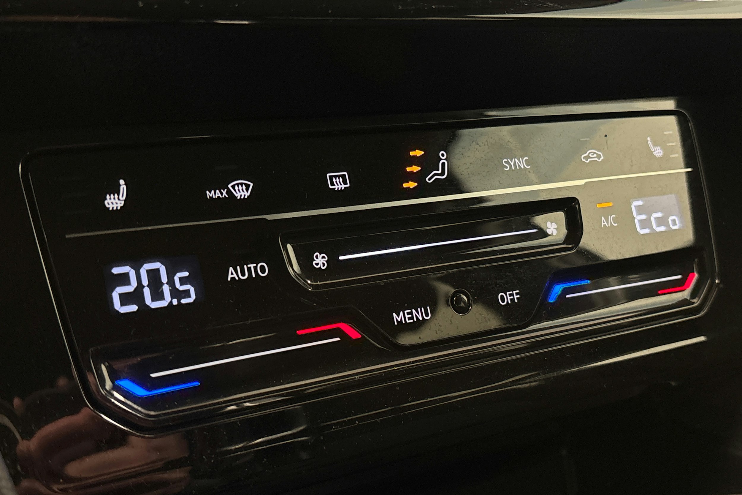 valkoinen Volkswagen Passat 2021 kuva 27.