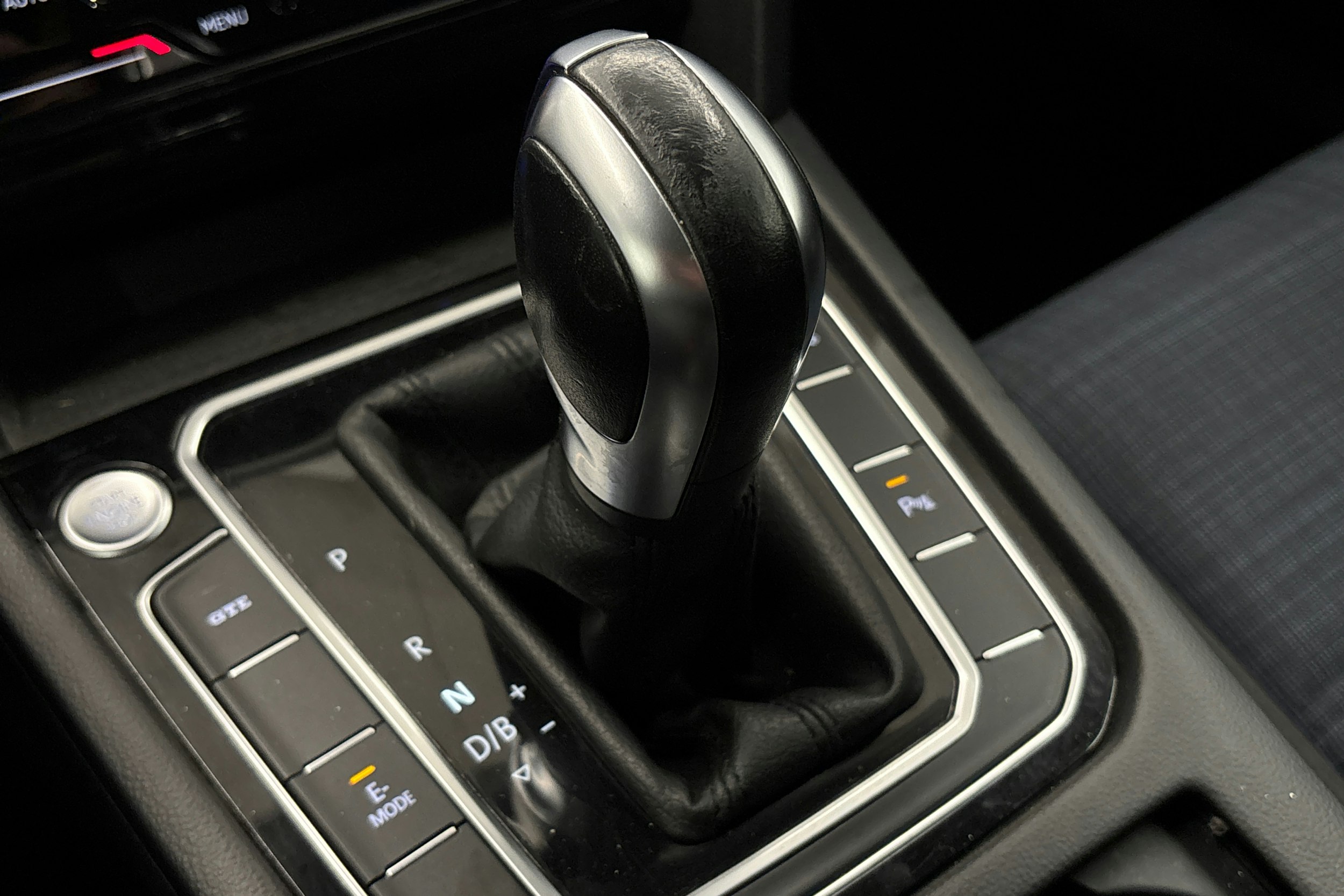 valkoinen Volkswagen Passat 2021 kuva 28.