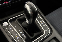 valkoinen Volkswagen Passat 2021 kuva 28.