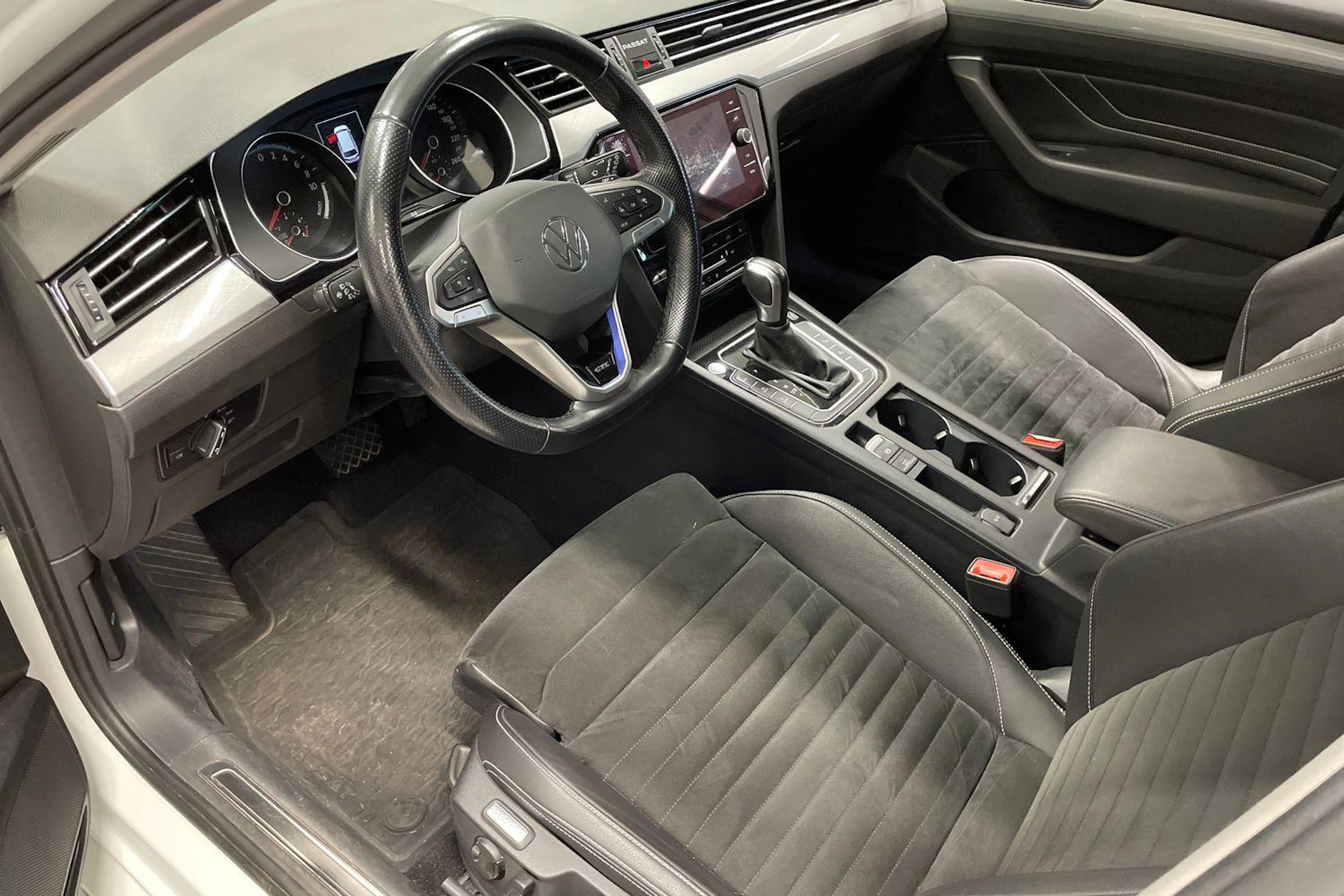 Valkoinen Volkswagen PASSAT 2021 kuva 3.