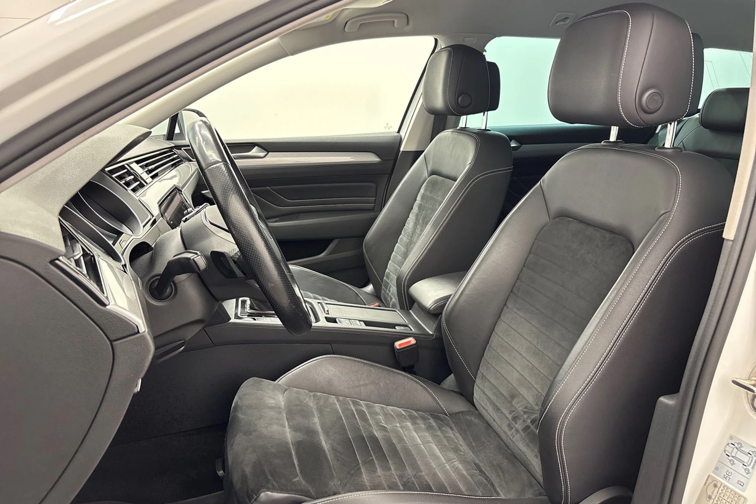 Valkoinen Volkswagen PASSAT 2021 kuva 11.