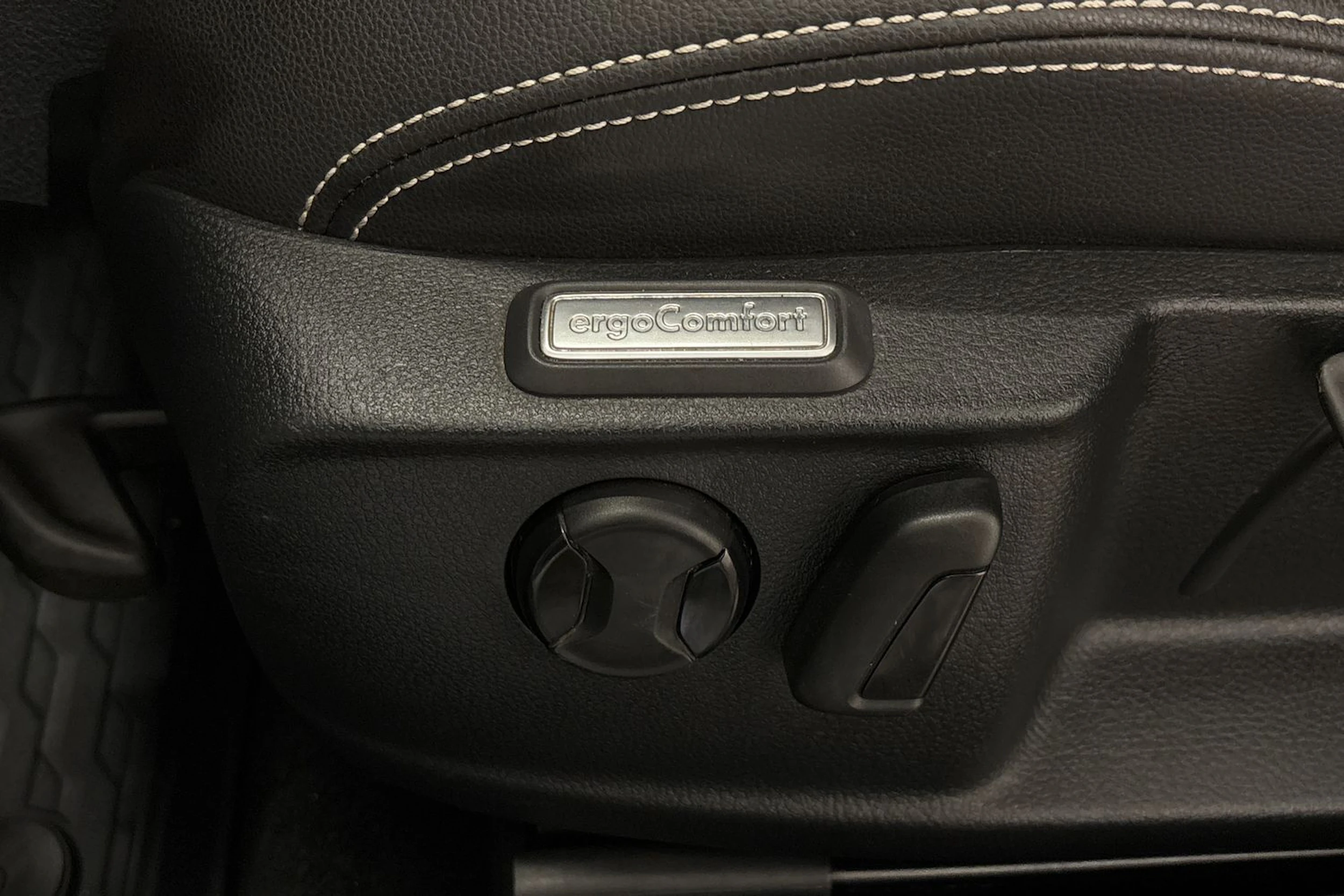 Valkoinen Volkswagen PASSAT 2021 kuva 12.