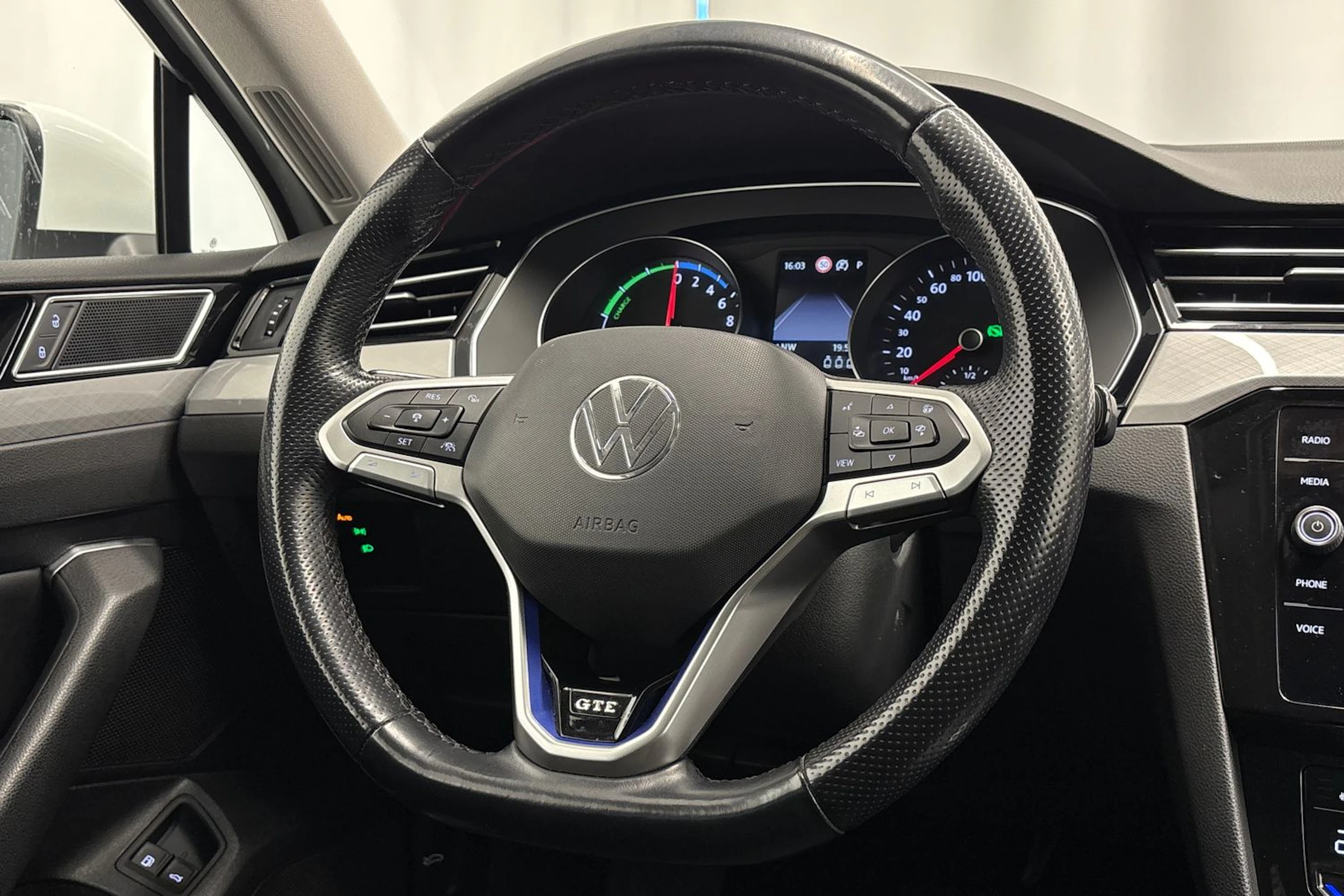 Valkoinen Volkswagen PASSAT 2021 kuva 13.