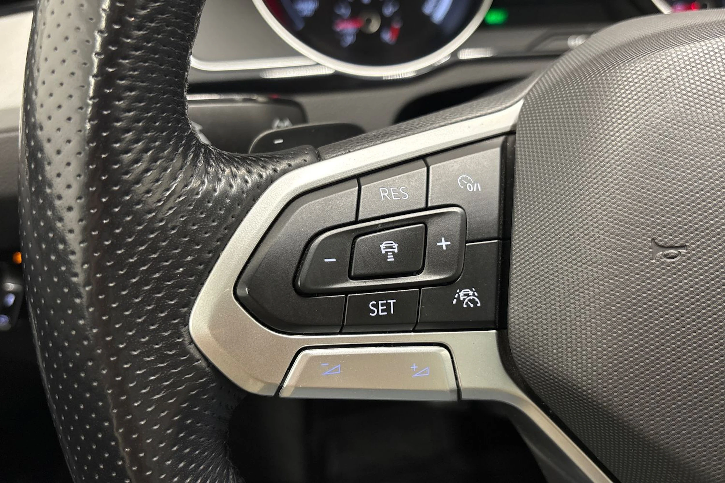 Valkoinen Volkswagen PASSAT 2021 kuva 14.