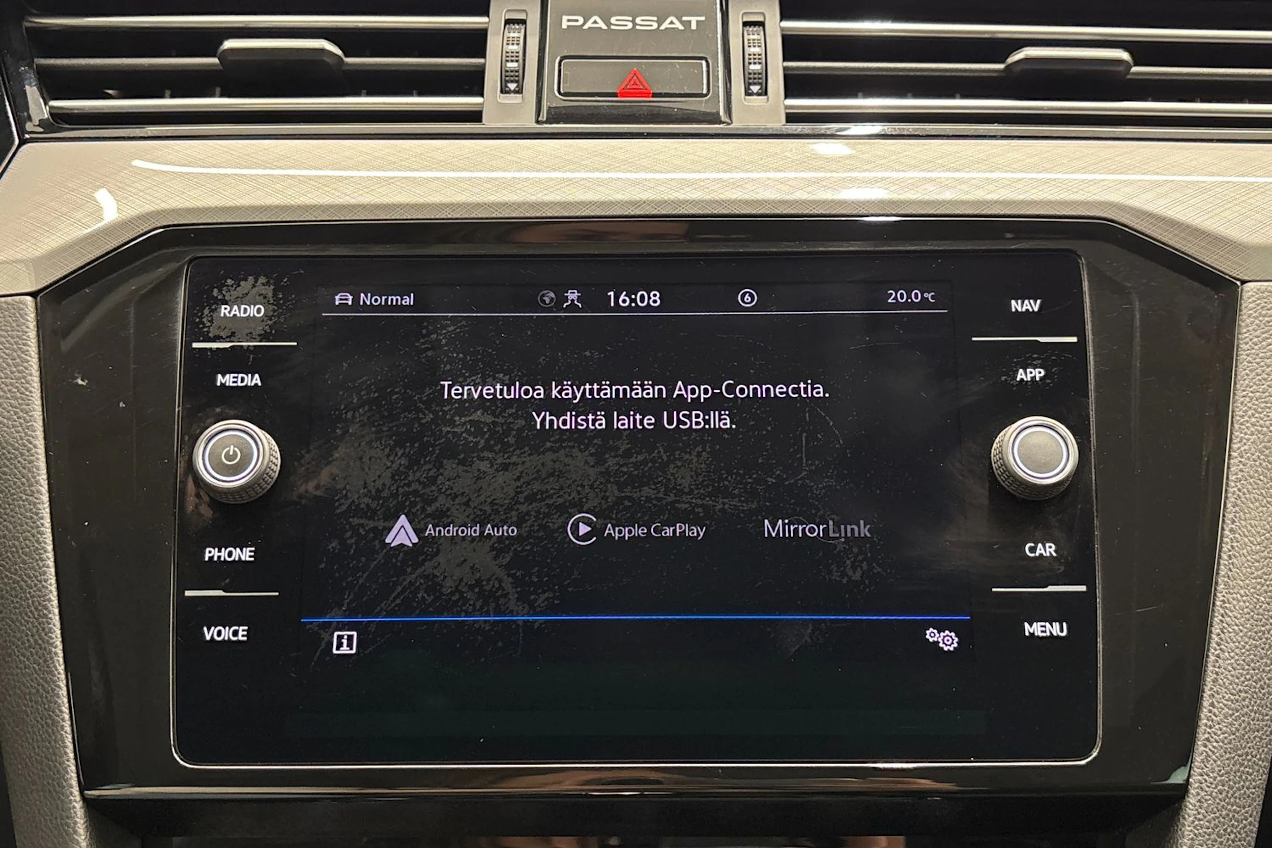 Valkoinen Volkswagen PASSAT 2021 kuva 18.