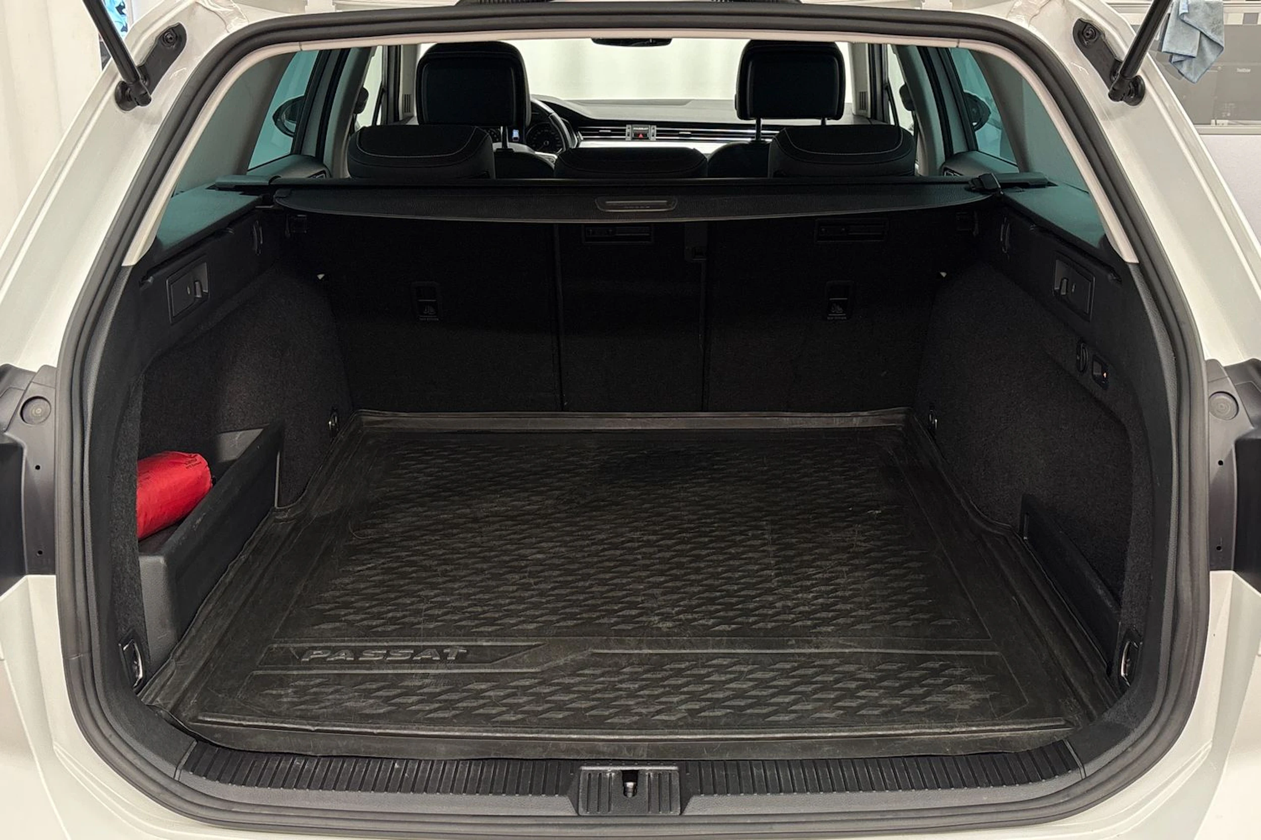 Valkoinen Volkswagen PASSAT 2021 kuva 23.