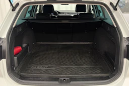 Valkoinen Volkswagen PASSAT 2021 kuva 23.