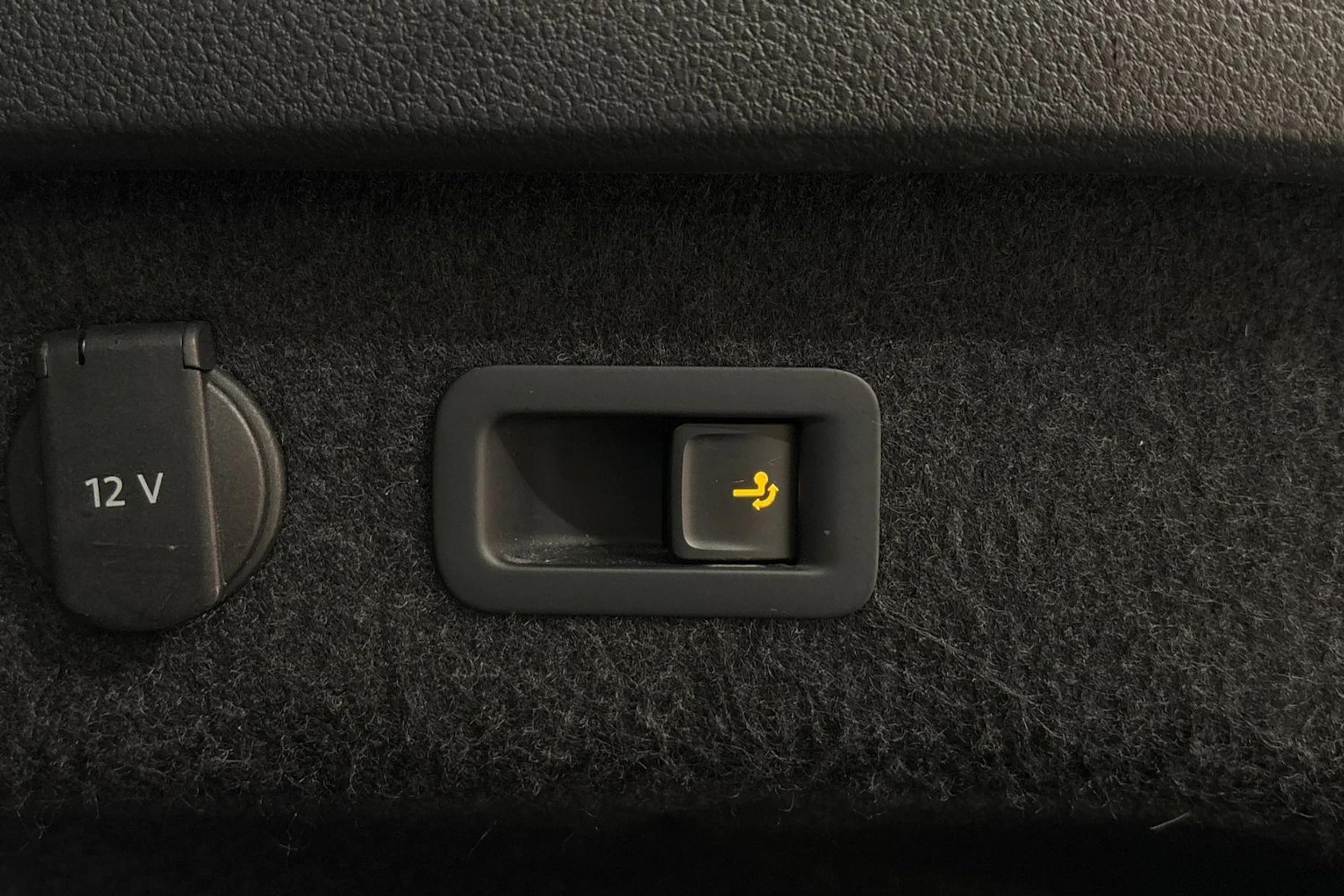 Valkoinen Volkswagen PASSAT 2021 kuva 24.