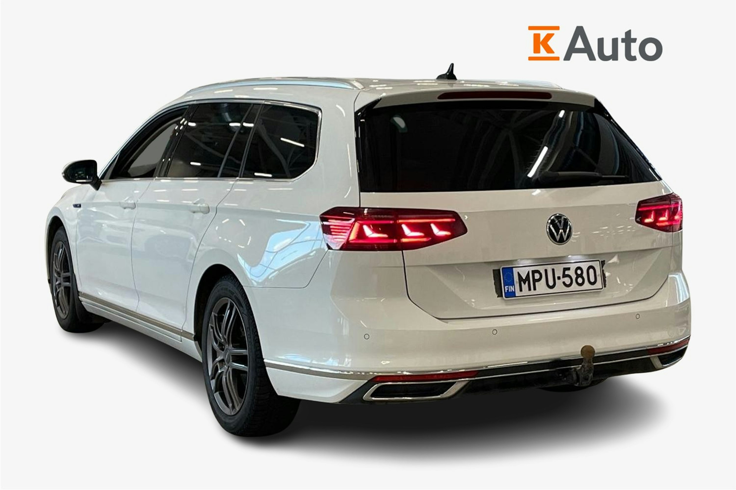 valkoinen Volkswagen Passat 2021 kuva 2.