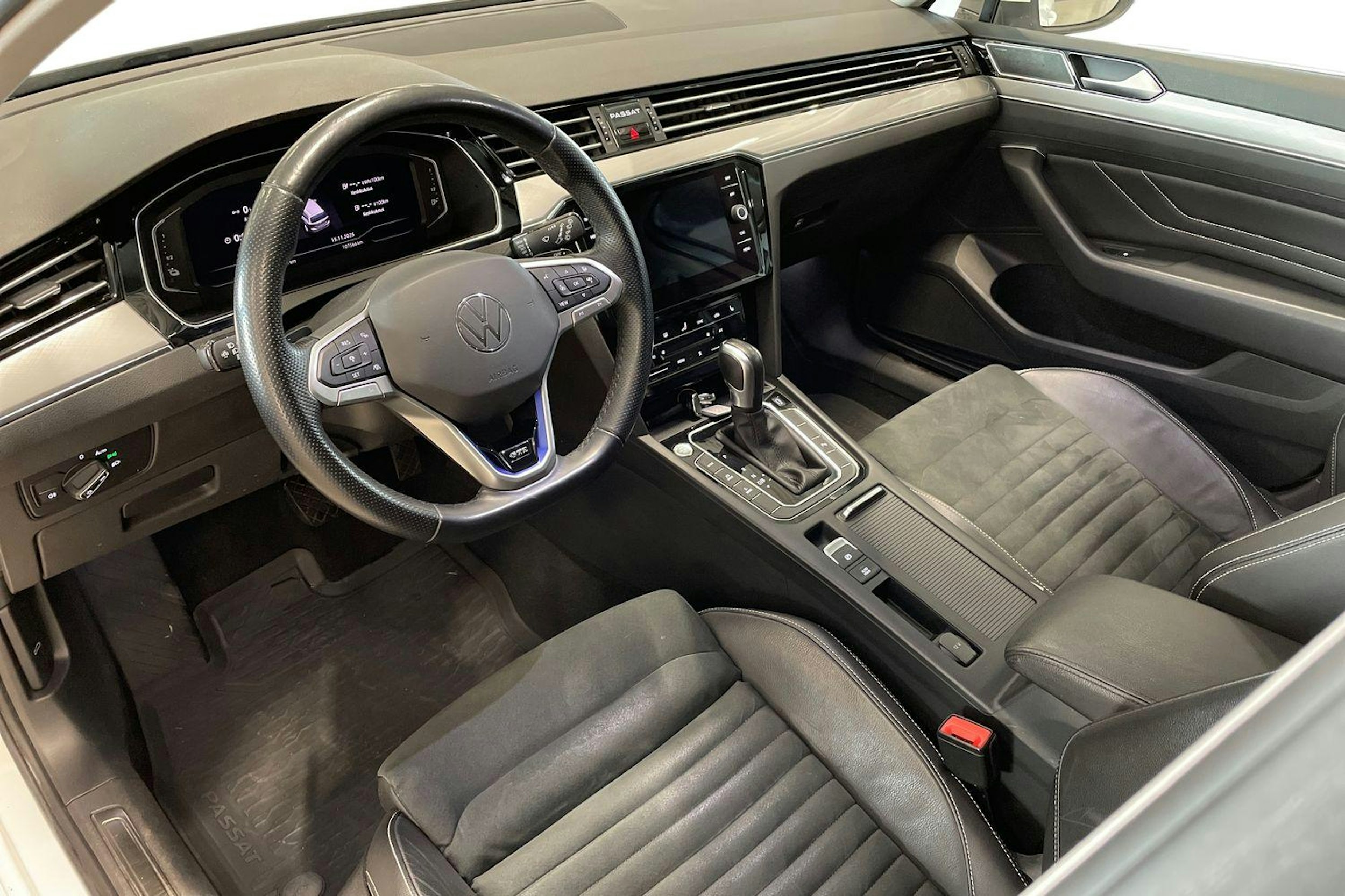 valkoinen Volkswagen Passat 2021 kuva 7.