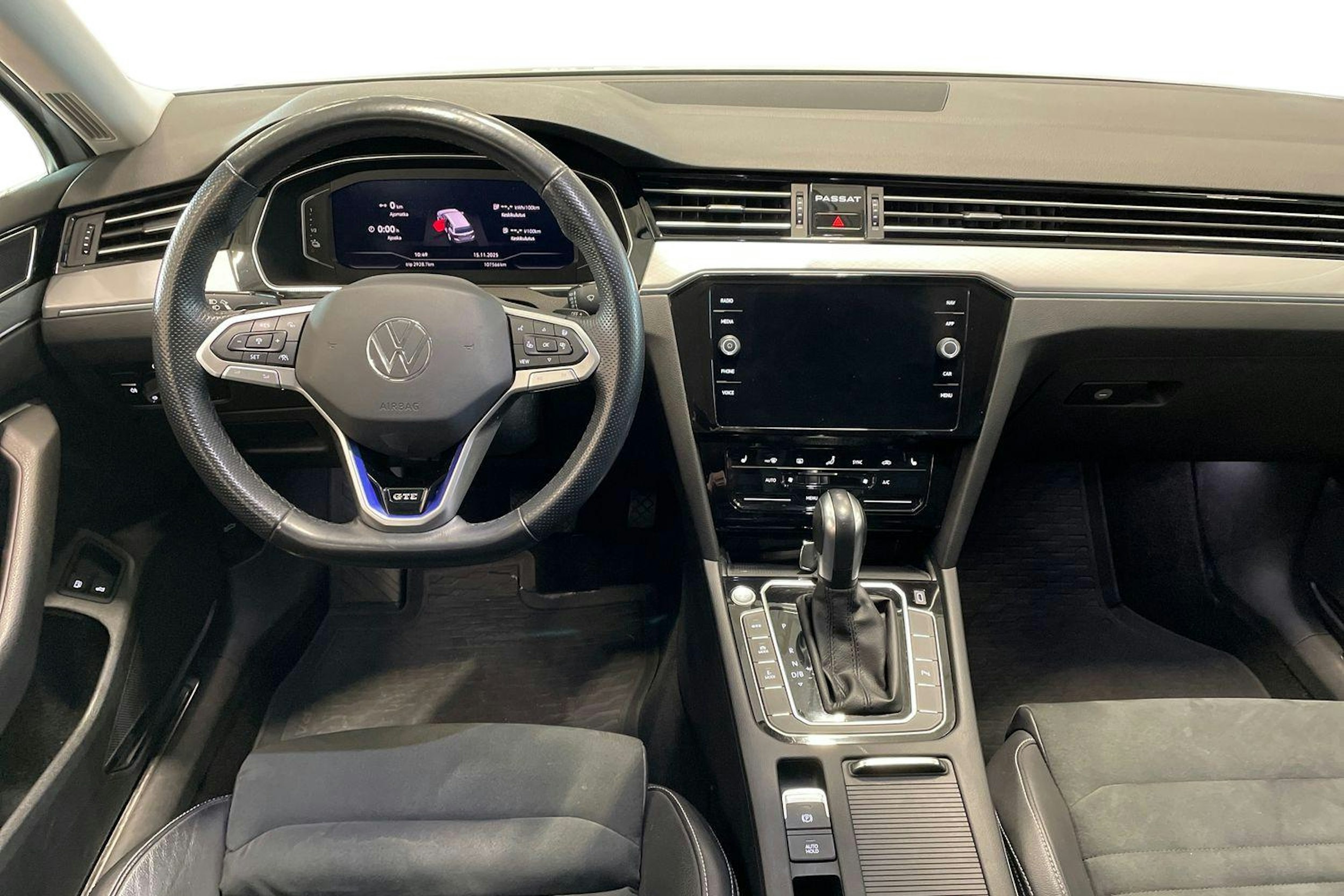 valkoinen Volkswagen Passat 2021 kuva 9.