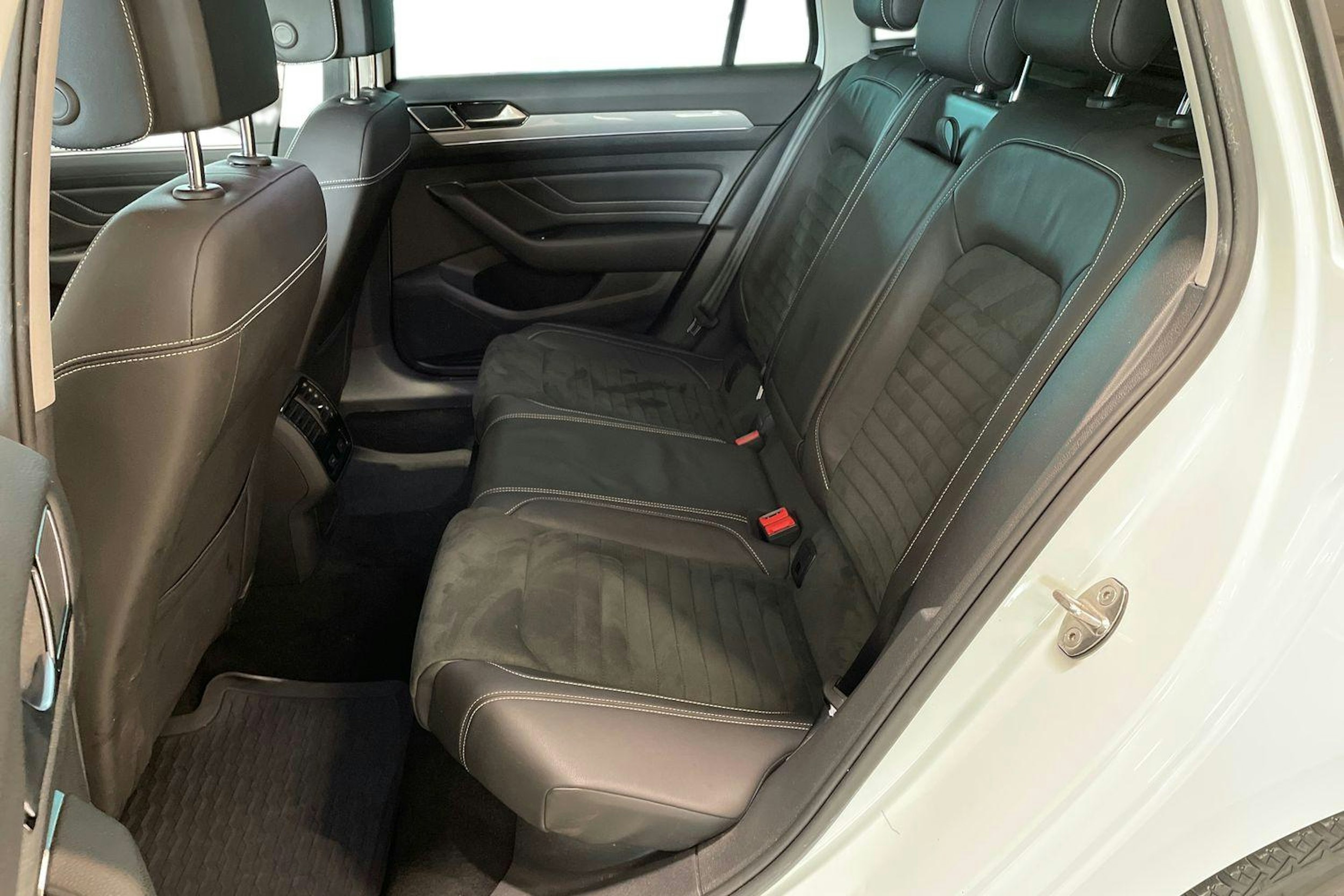 valkoinen Volkswagen Passat 2021 kuva 10.