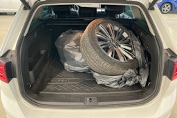 valkoinen Volkswagen Passat 2021 kuva 14.