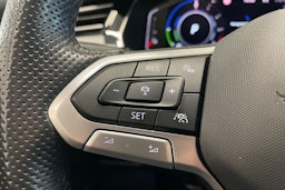 valkoinen Volkswagen Passat 2021 kuva 16.