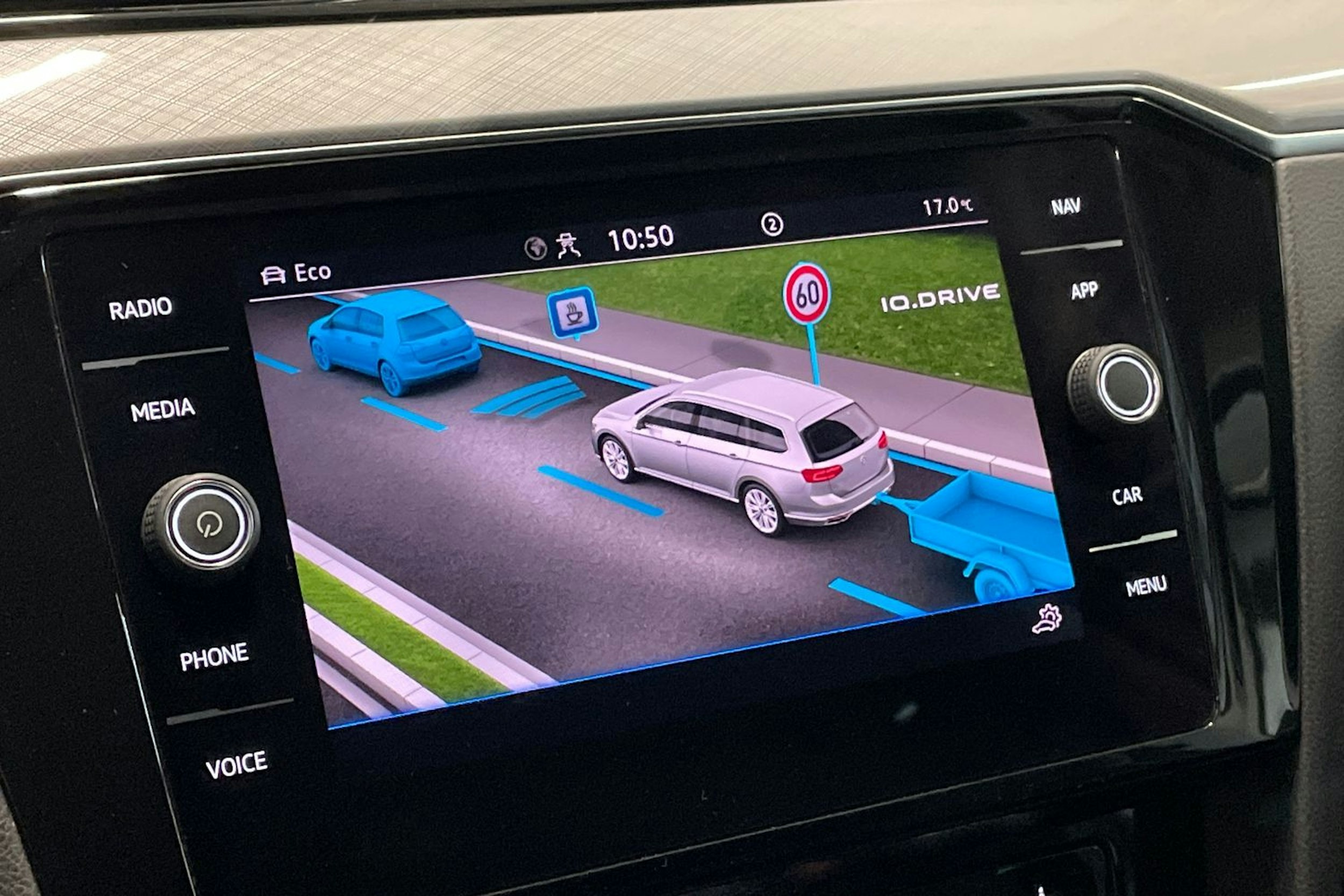 valkoinen Volkswagen Passat 2021 kuva 18.