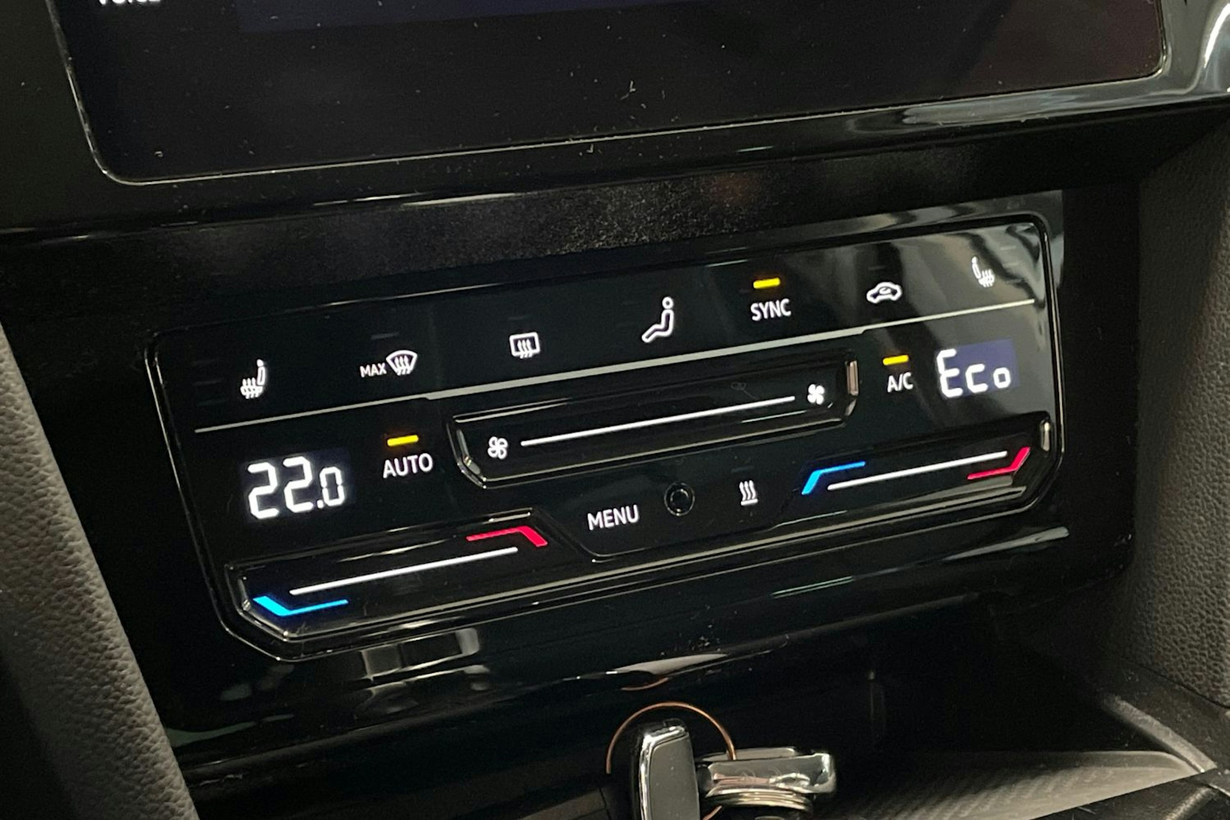 valkoinen Volkswagen Passat 2021 kuva 19.