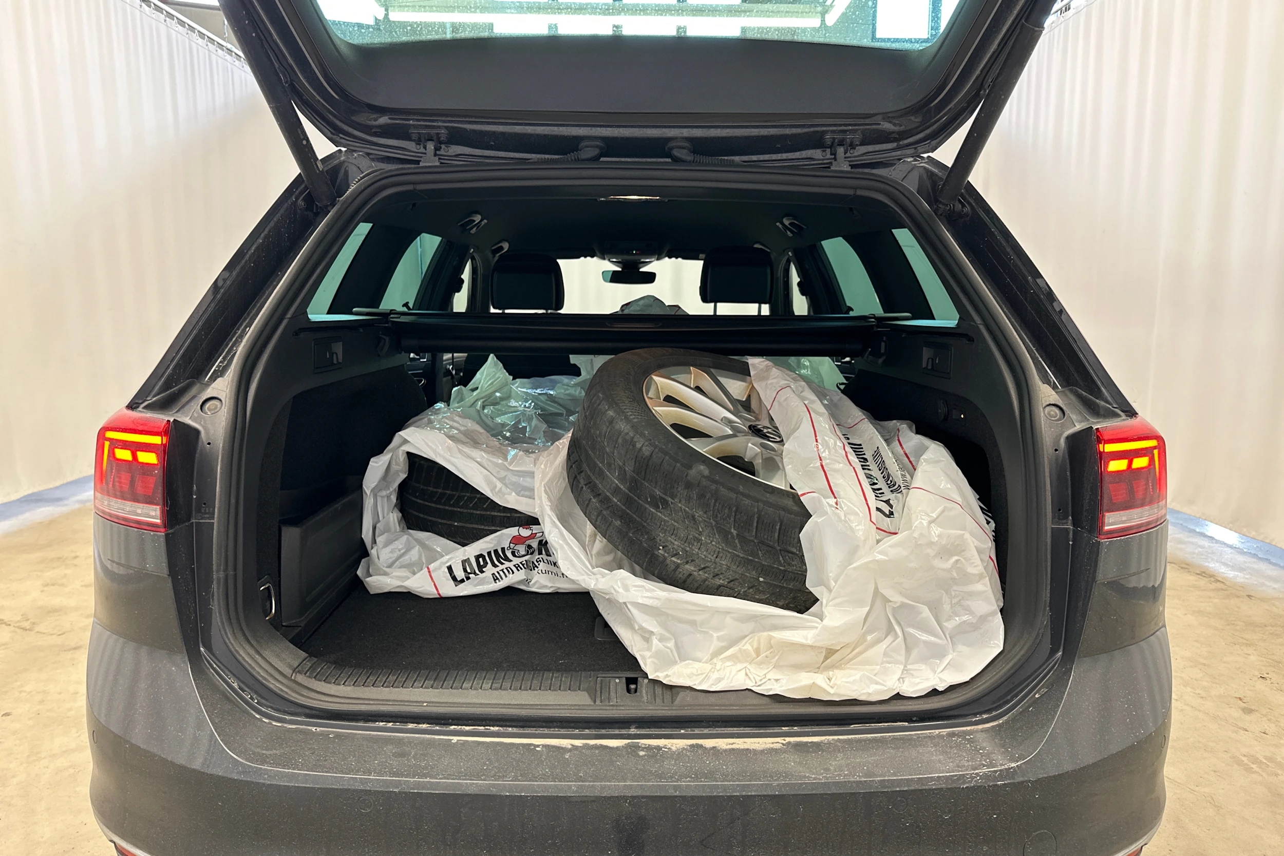 harmaa Volkswagen Passat 2021 kuva 5.