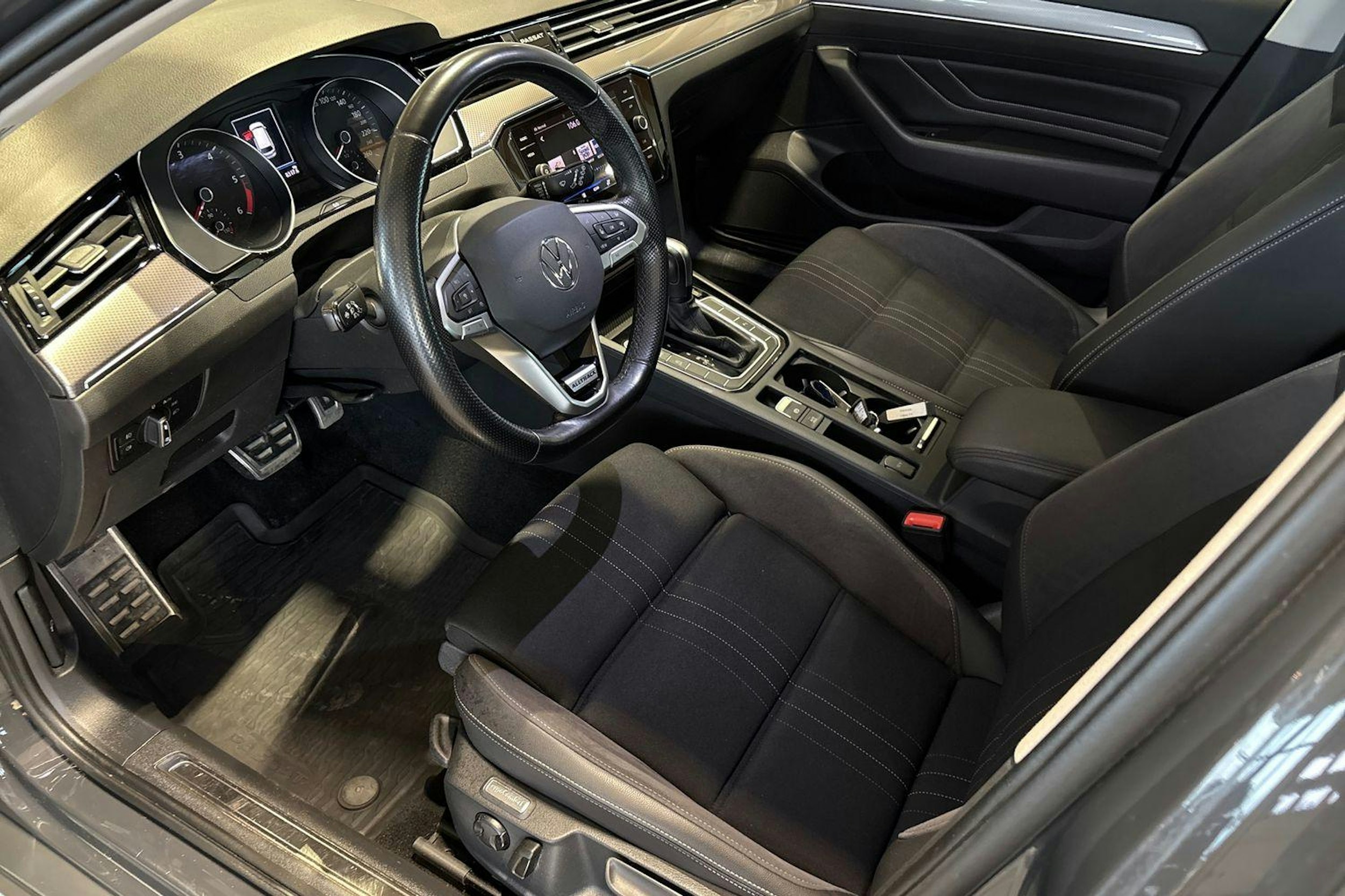 harmaa Volkswagen Passat 2021 kuva 6.
