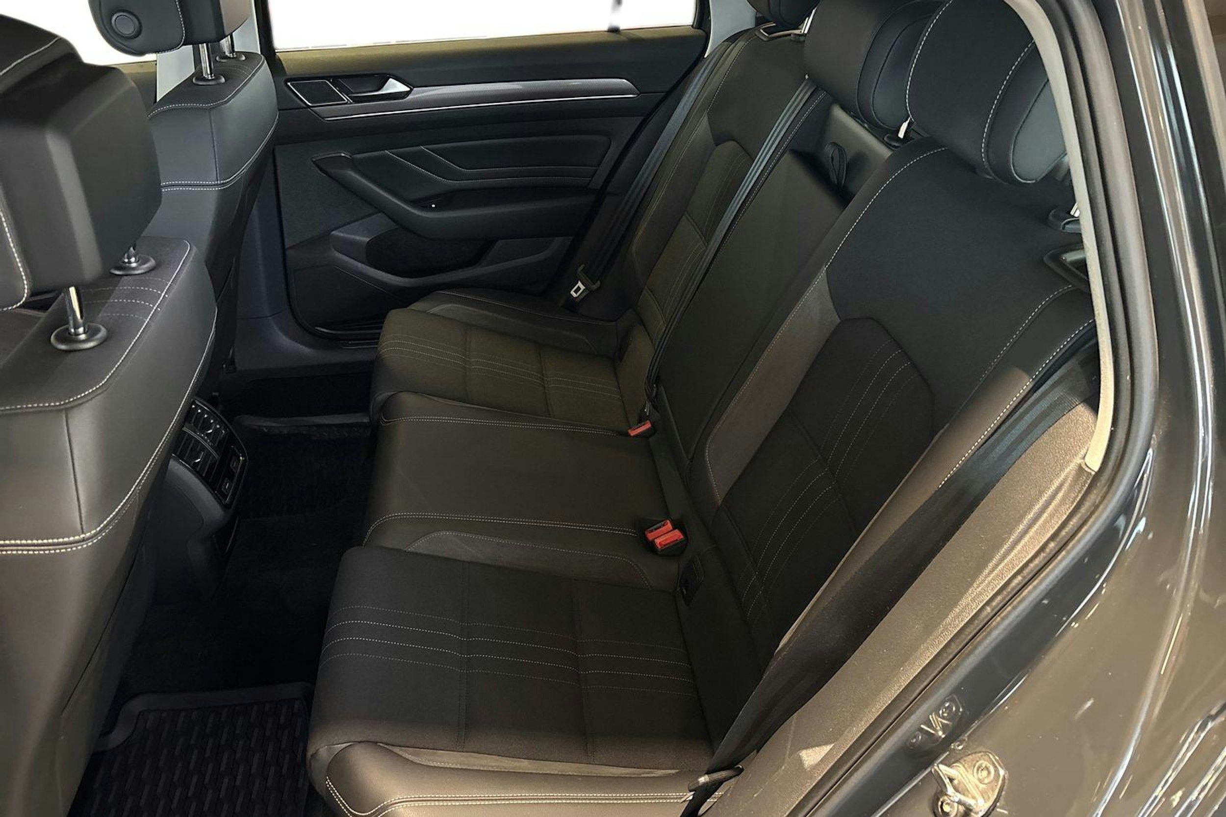 harmaa Volkswagen Passat 2021 kuva 8.