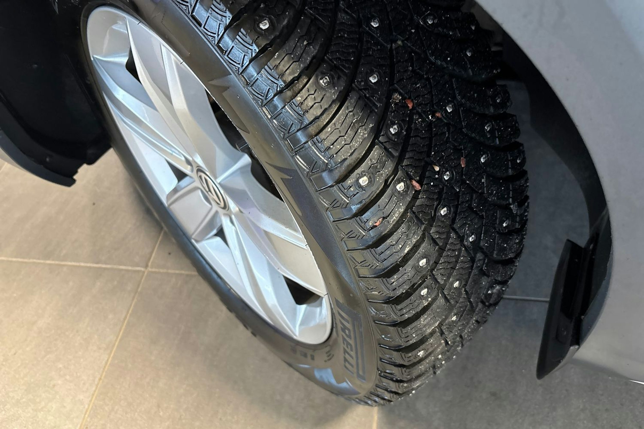 harmaa Volkswagen Passat 2021 kuva 10.