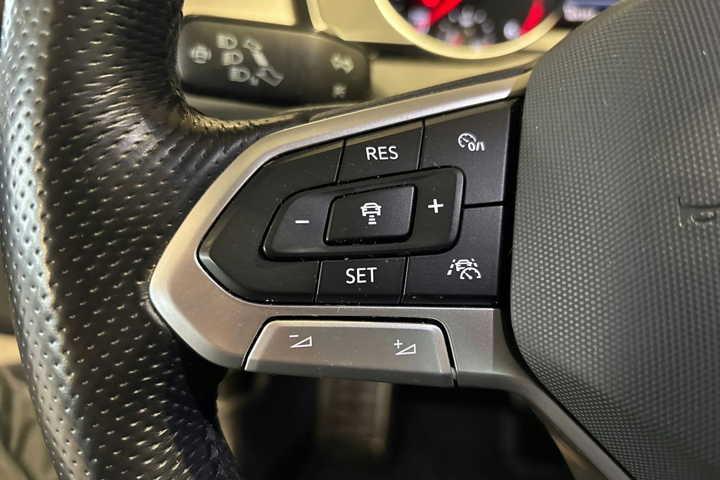 harmaa Volkswagen Passat 2021 kuva 12.